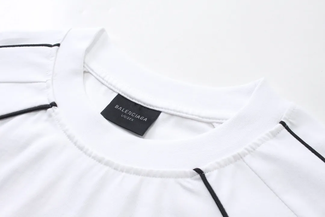 🅿️260 Detailed Pictures [Top version. Official website quality] BALENCI*GA/Paris new joint football sportswear LOGO embroidered printed short-sleeved T-shirt# The whole dress is stitched with multiple stitching edges. The craftsmanship is extremely complex and is popular in different markets. Positive P is pure cotton cloth, not an ordinary healthy cloth. Welcome to compare🆚. The fabric is made of Paris ZP custom-woven and dyed cotton double yarn. Weighing 260 grams, the cloth surface is clean. The cloth pattern is clear, soft and comfortable. The threads are dyed with no color difference. The classic pattern embroidery is embroidered by Tajima imported embroidery machine, and the printing uses imported glue. The letters are clear, three-dimensional and without burrs. Jubie market produces pictures based on pictures. Welcome to compare. The version adopts OS loose shoulder version. Same style for men and women. Code: BL223338 Color: black, white, pink, fluorescent yellow, red, Size: XS to L