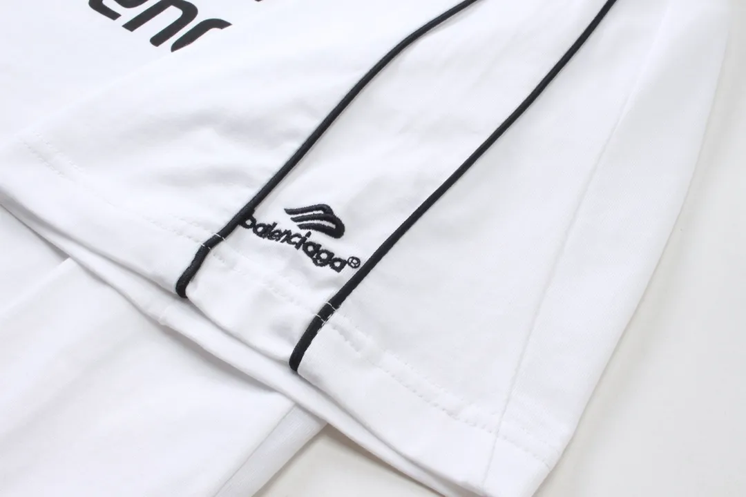 🅿️260 Detailed Pictures [Top version. Official website quality] BALENCI*GA/Paris new joint football sportswear LOGO embroidered printed short-sleeved T-shirt# The whole dress is stitched with multiple stitching edges. The craftsmanship is extremely complex and is popular in different markets. Positive P is pure cotton cloth, not an ordinary healthy cloth. Welcome to compare🆚. The fabric is made of Paris ZP custom-woven and dyed cotton double yarn. Weighing 260 grams, the cloth surface is clean. The cloth pattern is clear, soft and comfortable. The threads are dyed with no color difference. The classic pattern embroidery is embroidered by Tajima imported embroidery machine, and the printing uses imported glue. The letters are clear, three-dimensional and without burrs. Jubie market produces pictures based on pictures. Welcome to compare. The version adopts OS loose shoulder version. Same style for men and women. Code: BL223338 Color: black, white, pink, fluorescent yellow, red, Size: XS to L