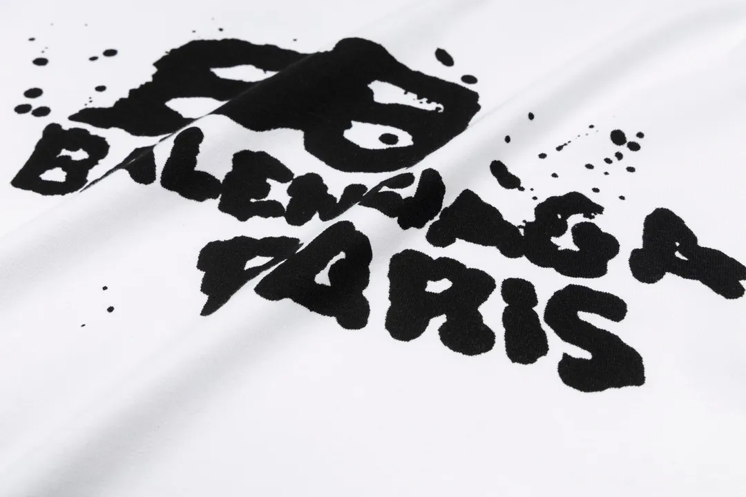 🅿️166 Detailed picture [Top version. Official website quality] BALENCI*GA/Paris BALENCI*GA#BB hand-painted graffiti short-sleeved T-shirt. 2023 spring and summer new product. Brick cabinet synchronization. The fabric is made of Paris ZP custom-woven and dyed 100% cotton double yarn compact cotton. The weight is 260 grams, the cloth surface is clean. The cloth pattern is clear. Soft and comfortable. Good color fastness. Not easy to change color. The threads are woven and dyed with no color difference. The printing uses a circular machine to imitate hand-painted effects. No burrs. The color follows the original board. The brick cabinet is restored. The version adopts the OS loose shoulder version. Same style for men and women. Coding: BL223001 Color: black, white, gray blue, pink Size: XS S M L