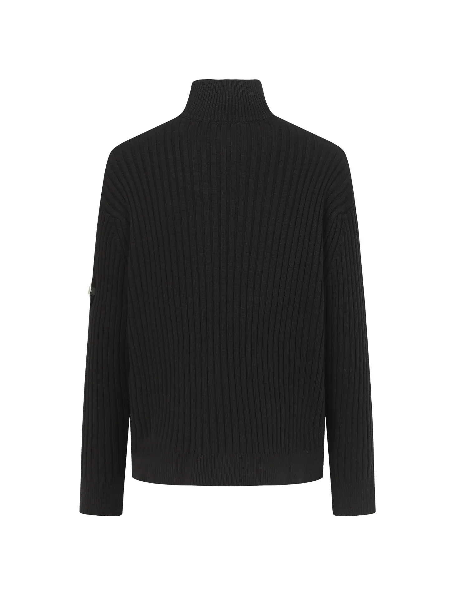 🅿️490 BLCG 25FW high-neck half-zip sweater with armbands. The core craftsmanship of this single product lies in the cross-border fusion of high-tech lamination and traditional knitting. The basis of ready-made garments is high-elastic coarse pit knitting, which achieves strong three-dimensional texture and excellent elasticity through thick gauge and special yarns. The elastic characteristics are mainly characterized by high rebound, multi-directional extension and excellent recovery. Relying on the natural structural stretch of the rough ribbed structure and combining it with high-elastic yarns, it has high stretchability in both the longitudinal and transverse directions (up to 6-10cm). It has no sense of restraint when moving, and can quickly return to its original shape, resist wrinkles, maintain shape, and avoid sagging. The iconic black polyurethane tape is precisely sewn onto the uneven knitted surface. At the same time, the elasticity of the underlying knitted structure must not be damaged, and the luster and toughness of the strip itself should be maintained, integrating the decorative strip and the functional structure into one. Size:S/M/L