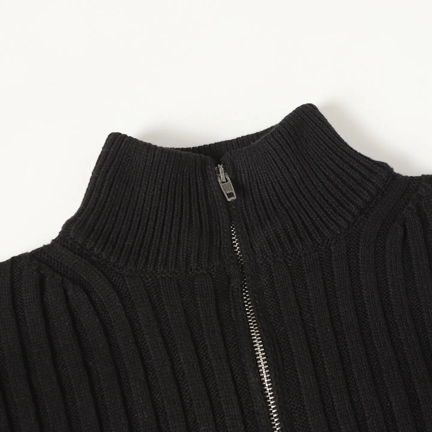 🅿️490 BLCG 25FW high-neck half-zip sweater with armbands. The core craftsmanship of this single product lies in the cross-border fusion of high-tech lamination and traditional knitting. The basis of ready-made garments is high-elastic coarse pit knitting, which achieves strong three-dimensional texture and excellent elasticity through thick gauge and special yarns. The elastic characteristics are mainly characterized by high rebound, multi-directional extension and excellent recovery. Relying on the natural structural stretch of the rough ribbed structure and combining it with high-elastic yarns, it has high stretchability in both the longitudinal and transverse directions (up to 6-10cm). It has no sense of restraint when moving, and can quickly return to its original shape, resist wrinkles, maintain shape, and avoid sagging. The iconic black polyurethane tape is precisely sewn onto the uneven knitted surface. At the same time, the elasticity of the underlying knitted structure must not be damaged, and the luster and toughness of the strip itself should be maintained, integrating the decorative strip and the functional structure into one. Size:S/M/L