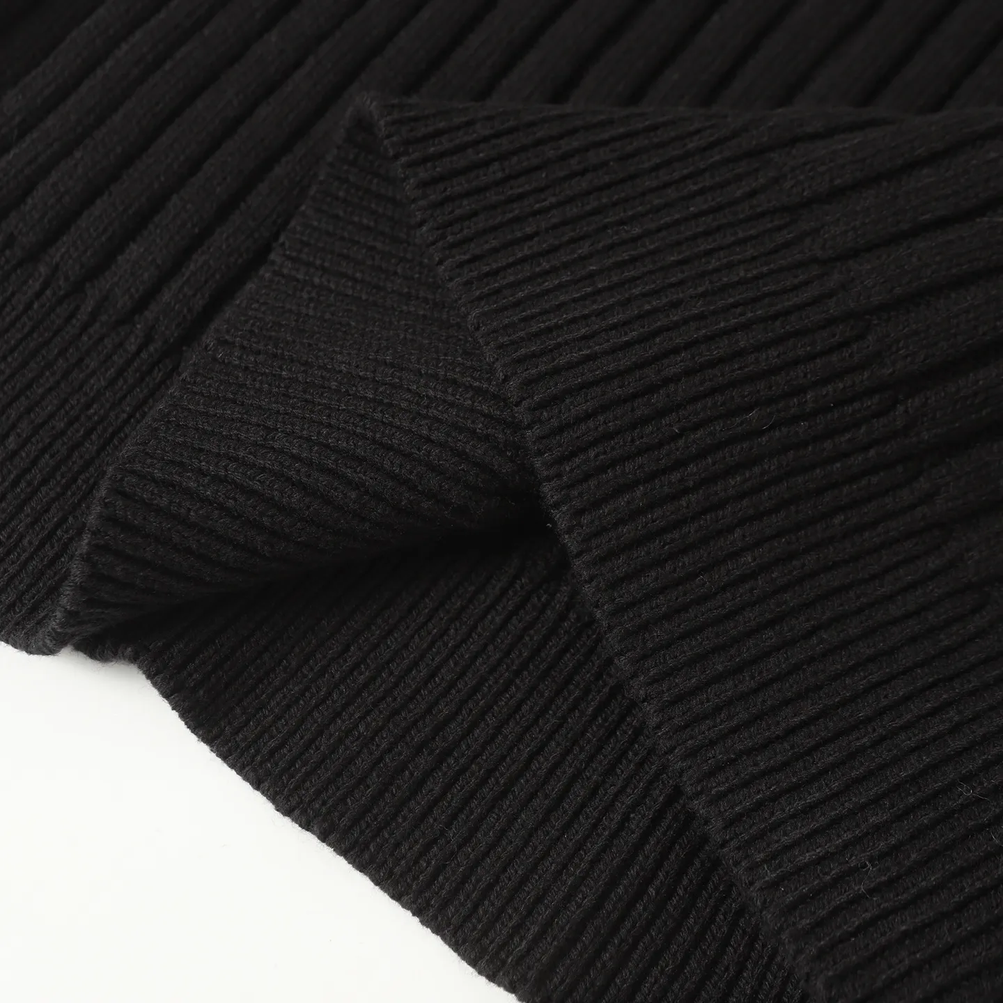 🅿️490 BLCG 25FW high-neck half-zip sweater with armbands. The core craftsmanship of this single product lies in the cross-border fusion of high-tech lamination and traditional knitting. The basis of ready-made garments is high-elastic coarse pit knitting, which achieves strong three-dimensional texture and excellent elasticity through thick gauge and special yarns. The elastic characteristics are mainly characterized by high rebound, multi-directional extension and excellent recovery. Relying on the natural structural stretch of the rough ribbed structure and combining it with high-elastic yarns, it has high stretchability in both the longitudinal and transverse directions (up to 6-10cm). It has no sense of restraint when moving, and can quickly return to its original shape, resist wrinkles, maintain shape, and avoid sagging. The iconic black polyurethane tape is precisely sewn onto the uneven knitted surface. At the same time, the elasticity of the underlying knitted structure must not be damaged, and the luster and toughness of the strip itself should be maintained, integrating the decorative strip and the functional structure into one. Size:S/M/L