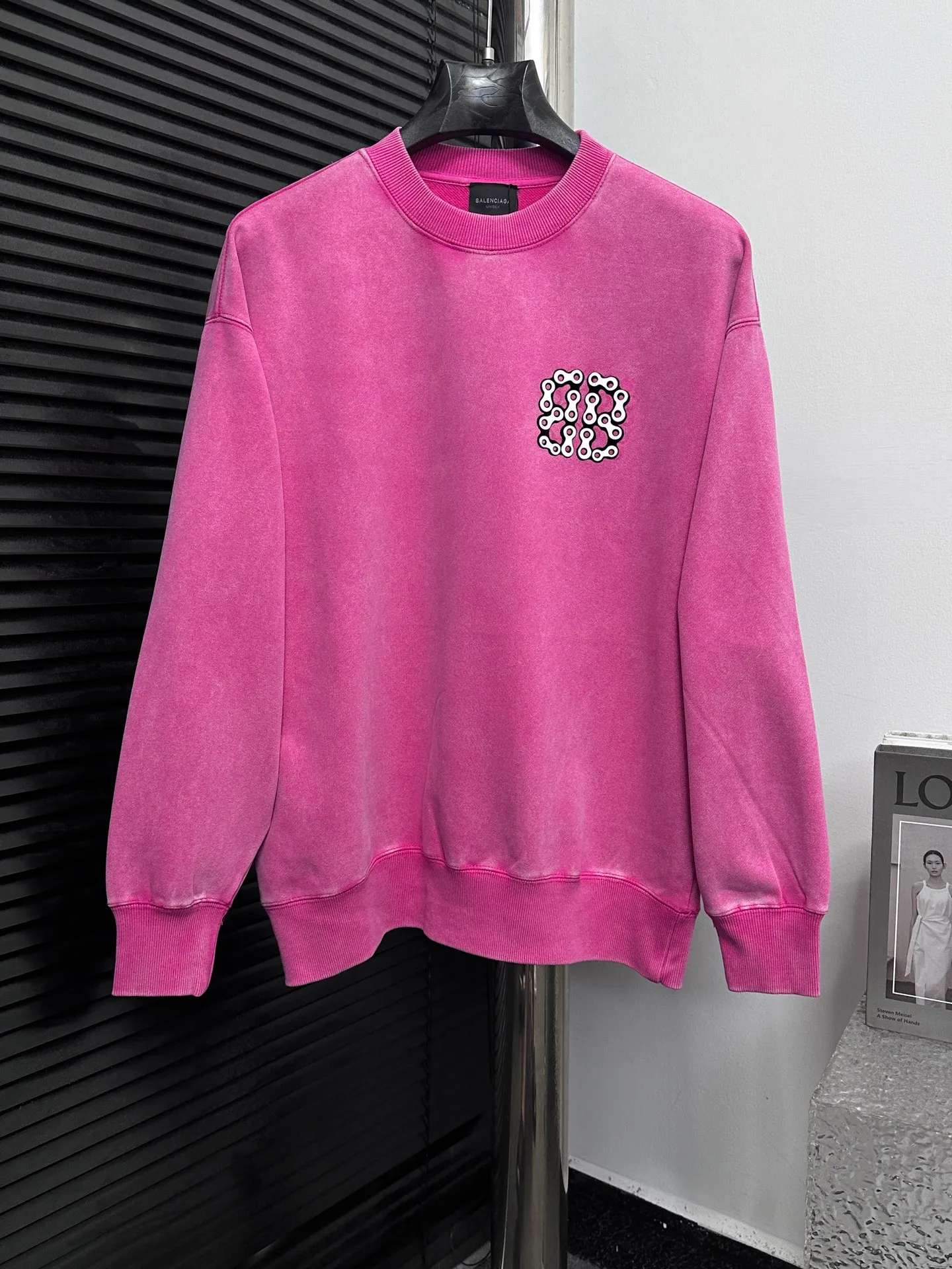 🅿️310 [BALENCIaGA] Paris washed round neck sweatshirt. The fabric is made of 400g Paris-specific double yarns* high weight double yarn ribs, washed and distressed. It has a better hand feel and texture. It is not easy to deform, not easy to shrink, not easy to fade, and maintains long-term beauty. The same style for men and women! ! Size: S-XL