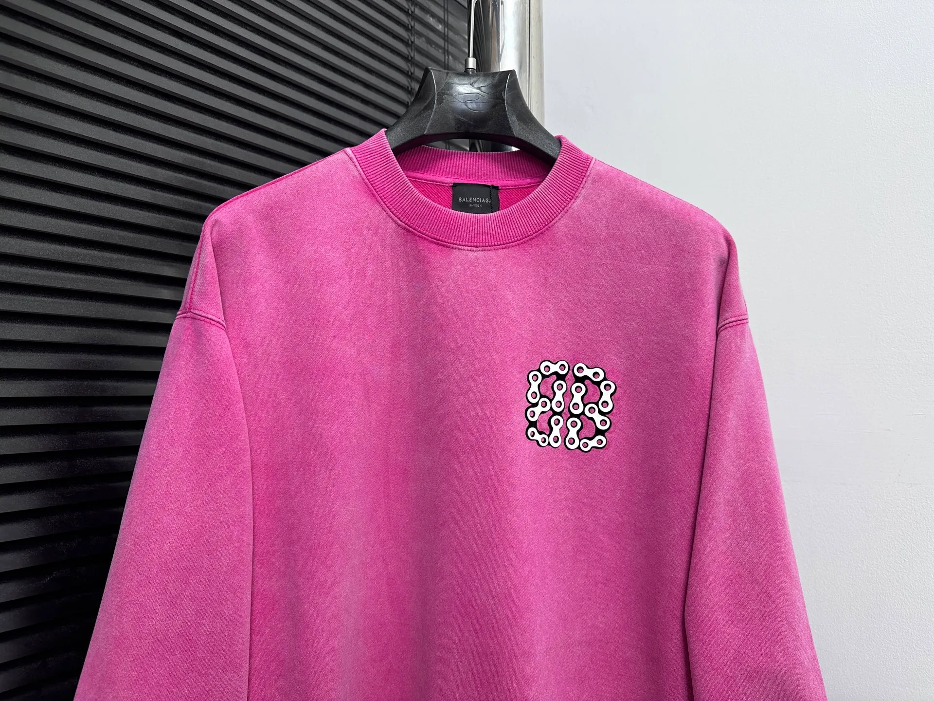 🅿️310 [BALENCIaGA] Paris washed round neck sweatshirt. The fabric is made of 400g Paris-specific double yarns* high weight double yarn ribs, washed and distressed. It has a better hand feel and texture. It is not easy to deform, not easy to shrink, not easy to fade, and maintains long-term beauty. The same style for men and women! ! Size: S-XL