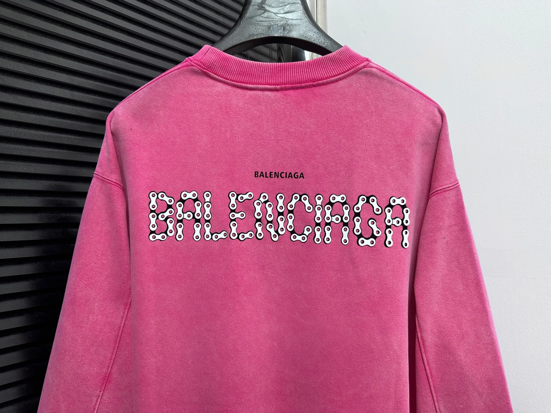 🅿️310 [BALENCIaGA] Paris washed round neck sweatshirt. The fabric is made of 400g Paris-specific double yarns* high weight double yarn ribs, washed and distressed. It has a better hand feel and texture. It is not easy to deform, not easy to shrink, not easy to fade, and maintains long-term beauty. The same style for men and women! ! Size: S-XL