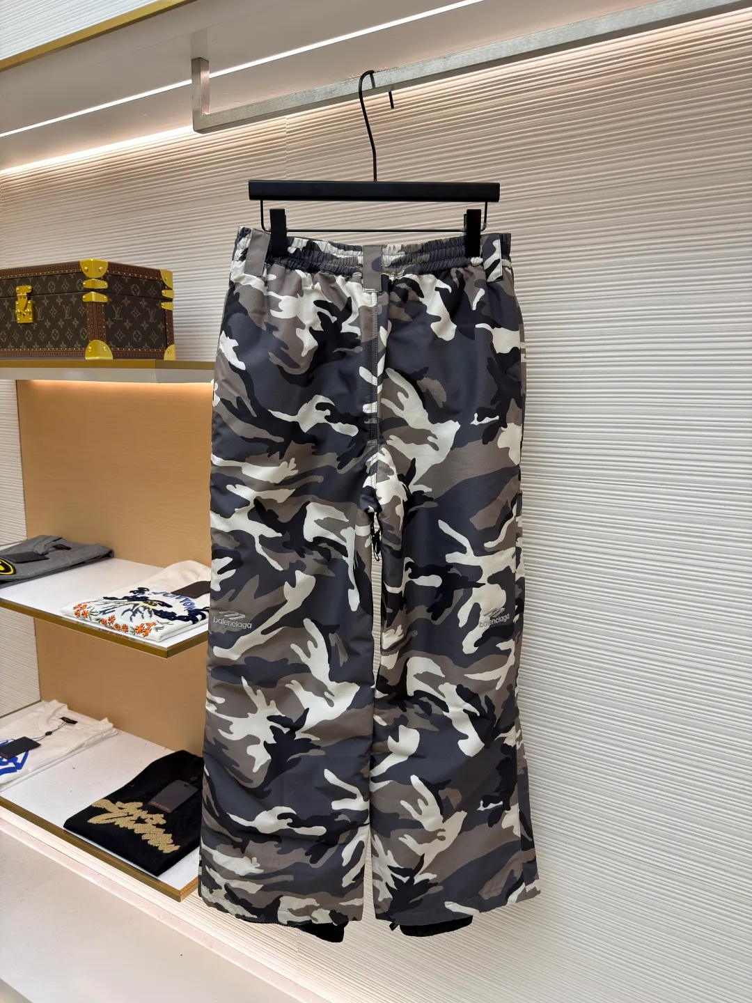 Balenciaga camouflage ski series·Ski trousers ●Original version: purchased and developed by 14326 ●Item number: 1681683-D80 ●Fabric: technical waterproof fabric ●Technology: Made with cotton lining ●Color: gray ●Type: Loose version ●Weight: about 930 grams ●Size: XS-S-M-L ●Description: The fabric uses advanced waterproof technology to effectively resist moisture penetration. The outer layer is equipped with camouflage pattern design. By utilizing the tight weaving of microfiber and adding a waterproof coating inside the fabric, the inner and outer double-layer waterproof and windproof functions are achieved. The interweaving method and density of the fabric's 7*8 plaid warp and weft yarns are precisely controlled to form a specific plaid pattern; to ensure the uniformity and stability of the fabric. The surface forms an obvious concave and convex texture, thereby enhancing the three-dimensional sense of the fabric. The plaid design not only makes the fabric more visually beautiful, but also enhances the structural stability and durability of the fabric. This fabric is a special structural material used to prevent ice and snow from accumulating and penetrating. It has excellent elasticity to ensure a tight fit and prevent ice and snow from penetrating. The material has been specially treated to have excellent wear resistance and can resist scratches and wear from sharp objects such as ice, snow, rocks, etc. The overall wiring is straight and delicate, the fabric is comfortable and soft, and the color is consistent without color difference. It can be matched with the same style to create a fashionable look and control various occasions. Customized accessories, complete with three standards, same style for men and women!