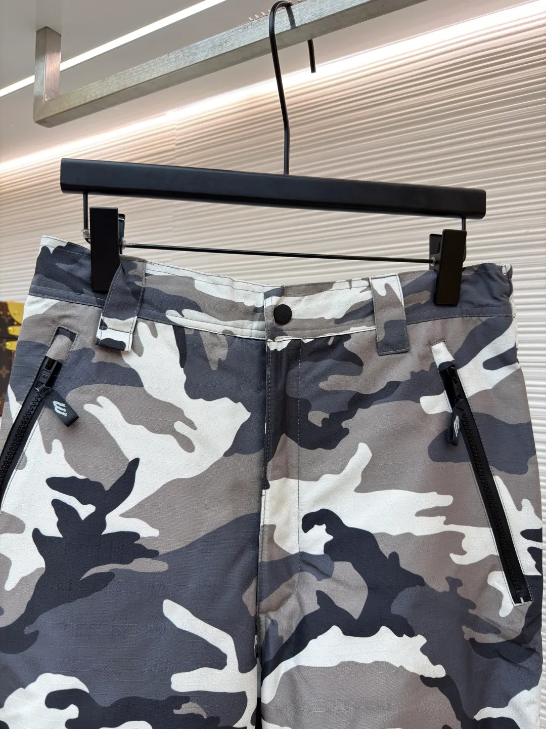 Balenciaga camouflage ski series·Ski trousers ●Original version: purchased and developed by 14326 ●Item number: 1681683-D80 ●Fabric: technical waterproof fabric ●Technology: Made with cotton lining ●Color: gray ●Type: Loose version ●Weight: about 930 grams ●Size: XS-S-M-L ●Description: The fabric uses advanced waterproof technology to effectively resist moisture penetration. The outer layer is equipped with camouflage pattern design. By utilizing the tight weaving of microfiber and adding a waterproof coating inside the fabric, the inner and outer double-layer waterproof and windproof functions are achieved. The interweaving method and density of the fabric's 7*8 plaid warp and weft yarns are precisely controlled to form a specific plaid pattern; to ensure the uniformity and stability of the fabric. The surface forms an obvious concave and convex texture, thereby enhancing the three-dimensional sense of the fabric. The plaid design not only makes the fabric more visually beautiful, but also enhances the structural stability and durability of the fabric. This fabric is a special structural material used to prevent ice and snow from accumulating and penetrating. It has excellent elasticity to ensure a tight fit and prevent ice and snow from penetrating. The material has been specially treated to have excellent wear resistance and can resist scratches and wear from sharp objects such as ice, snow, rocks, etc. The overall wiring is straight and delicate, the fabric is comfortable and soft, and the color is consistent without color difference. It can be matched with the same style to create a fashionable look and control various occasions. Customized accessories, complete with three standards, same style for men and women!