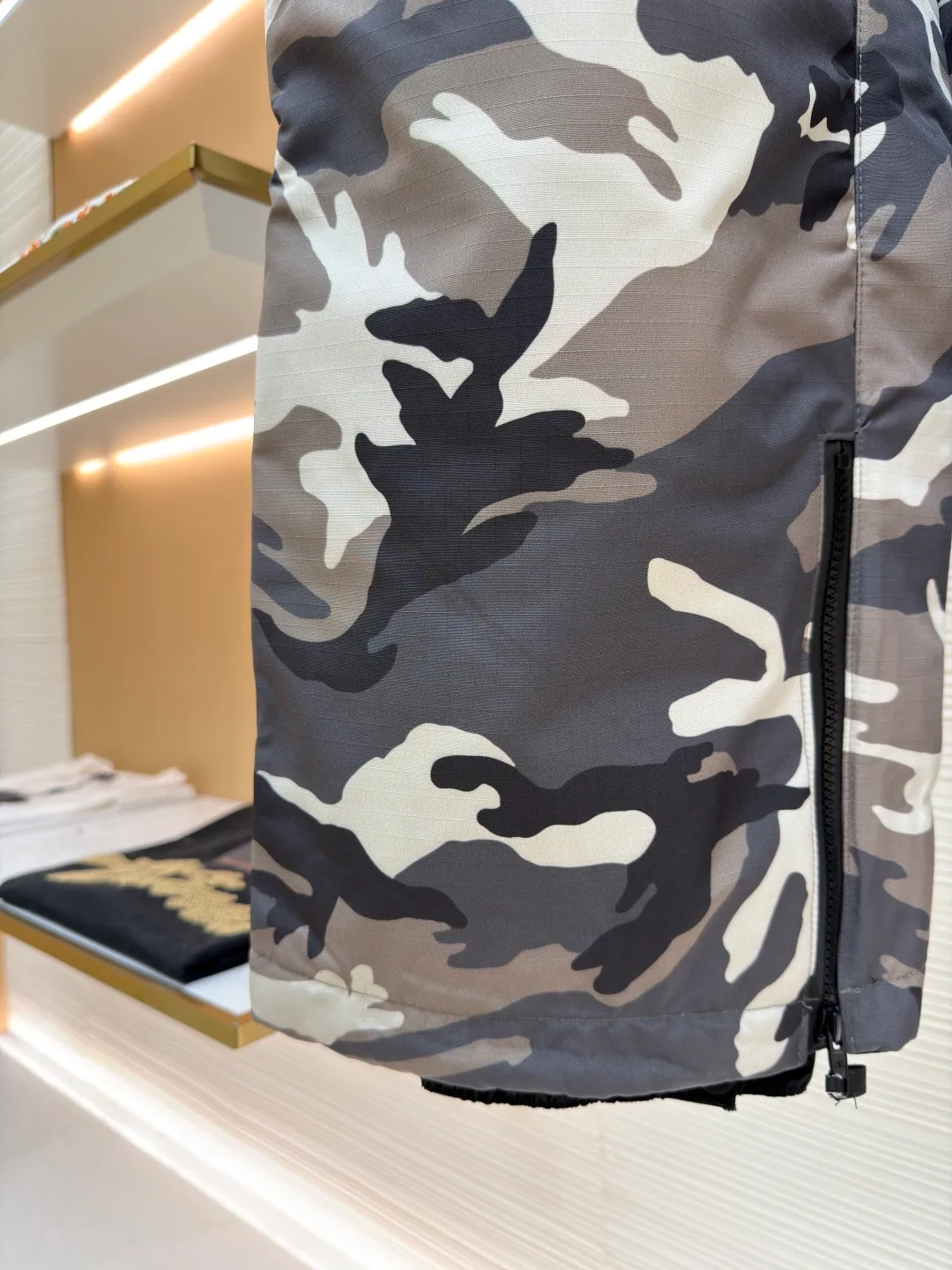Balenciaga camouflage ski series·Ski trousers ●Original version: purchased and developed by 14326 ●Item number: 1681683-D80 ●Fabric: technical waterproof fabric ●Technology: Made with cotton lining ●Color: gray ●Type: Loose version ●Weight: about 930 grams ●Size: XS-S-M-L ●Description: The fabric uses advanced waterproof technology to effectively resist moisture penetration. The outer layer is equipped with camouflage pattern design. By utilizing the tight weaving of microfiber and adding a waterproof coating inside the fabric, the inner and outer double-layer waterproof and windproof functions are achieved. The interweaving method and density of the fabric's 7*8 plaid warp and weft yarns are precisely controlled to form a specific plaid pattern; to ensure the uniformity and stability of the fabric. The surface forms an obvious concave and convex texture, thereby enhancing the three-dimensional sense of the fabric. The plaid design not only makes the fabric more visually beautiful, but also enhances the structural stability and durability of the fabric. This fabric is a special structural material used to prevent ice and snow from accumulating and penetrating. It has excellent elasticity to ensure a tight fit and prevent ice and snow from penetrating. The material has been specially treated to have excellent wear resistance and can resist scratches and wear from sharp objects such as ice, snow, rocks, etc. The overall wiring is straight and delicate, the fabric is comfortable and soft, and the color is consistent without color difference. It can be matched with the same style to create a fashionable look and control various occasions. Customized accessories, complete with three standards, same style for men and women!