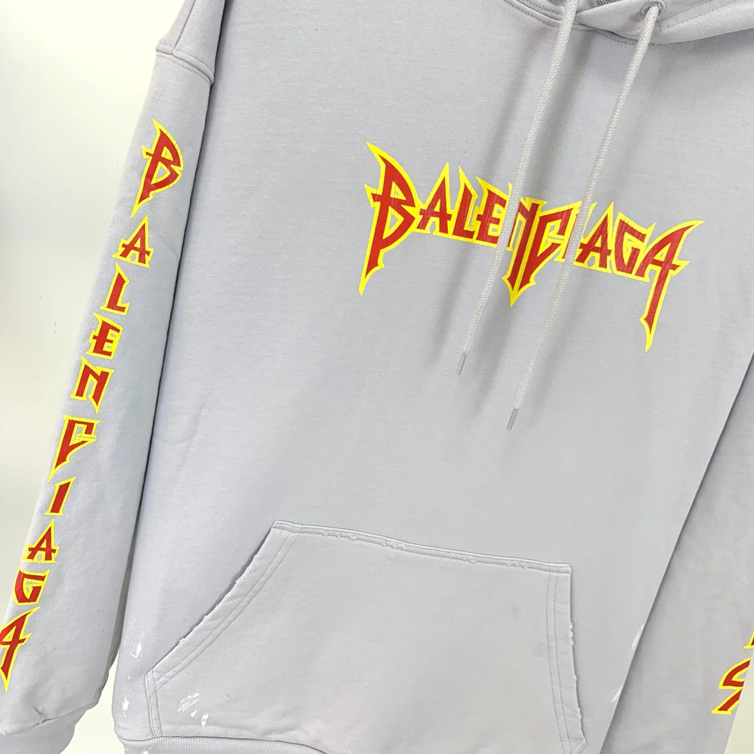 Spring and Autumn top version BALENCIAGA Balenciaga lightning flame burst pattern graffiti Xiao Yang's same model for men and women couple star's same model pure cotton hoodie sweatshirt front panel printing glue burst effect using imported transparent slurry to scrape the bottom to make the print crack feel uniform. You don’t have to worry about it falling off, as long as it’s not violently machine washed (it’s no problem at all to wash and dry it). The hem is artificially embellished with hand-painted prints, creating a French messy graffiti style! All holes on the body are manually worn and positioned. The holes are even and won't affect the overall structure of the clothes, and they won't get bigger with washing! The fabric is made of 480g cotton terry fabric, brand new, washed, and labeled. zp consistent synchronization. Size: XS-L Color: Silver P:470