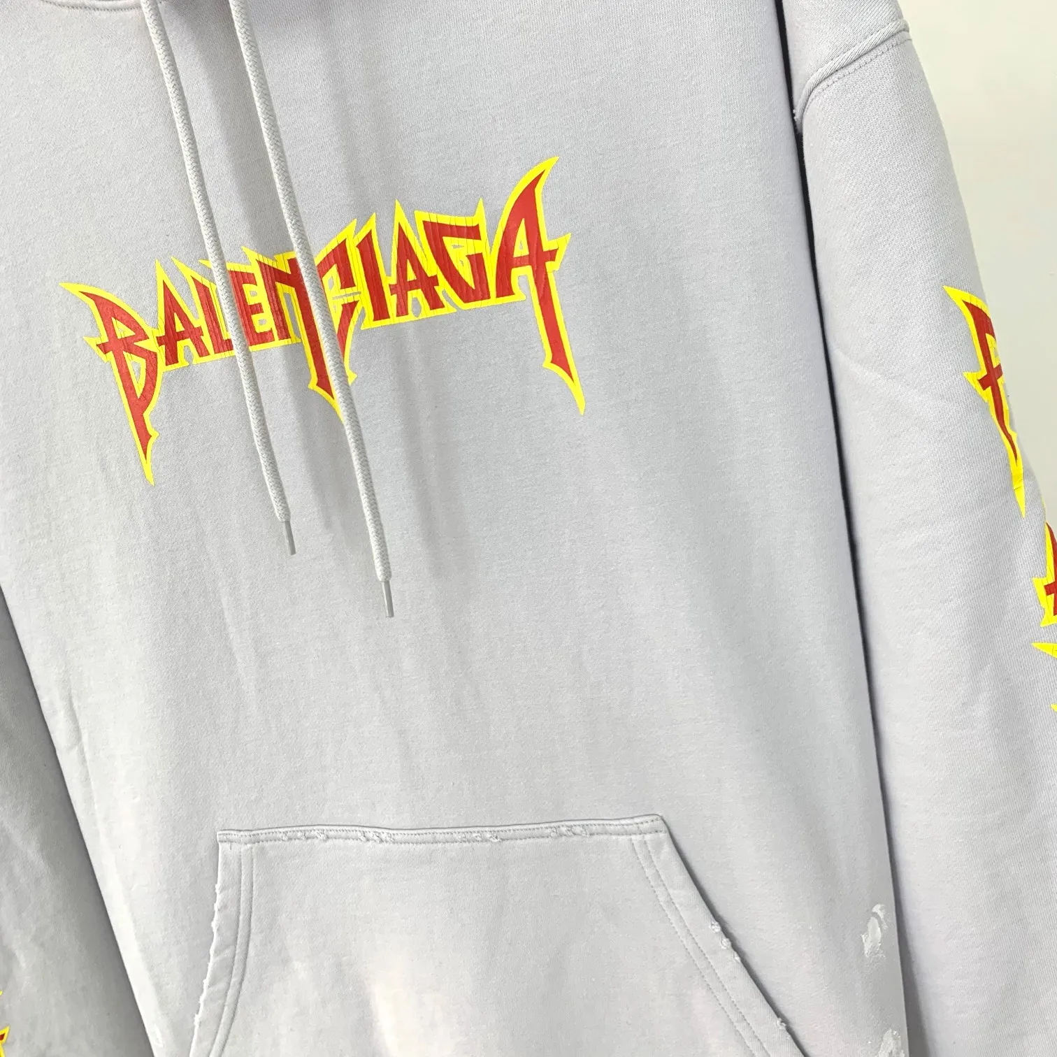 Spring and Autumn top version BALENCIAGA Balenciaga lightning flame burst pattern graffiti Xiao Yang's same model for men and women couple star's same model pure cotton hoodie sweatshirt front panel printing glue burst effect using imported transparent slurry to scrape the bottom to make the print crack feel uniform. You don’t have to worry about it falling off, as long as it’s not violently machine washed (it’s no problem at all to wash and dry it). The hem is artificially embellished with hand-painted prints, creating a French messy graffiti style! All holes on the body are manually worn and positioned. The holes are even and won't affect the overall structure of the clothes, and they won't get bigger with washing! The fabric is made of 480g cotton terry fabric, brand new, washed, and labeled. zp consistent synchronization. Size: XS-L Color: Silver P:470