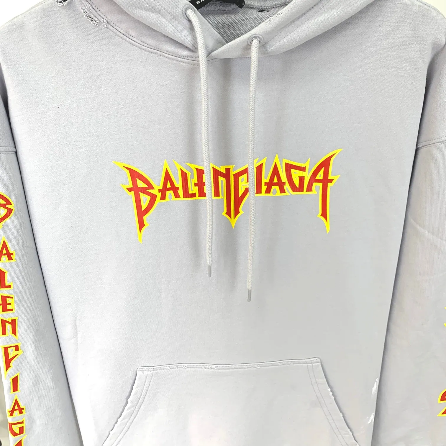 Spring and Autumn top version BALENCIAGA Balenciaga lightning flame burst pattern graffiti Xiao Yang's same model for men and women couple star's same model pure cotton hoodie sweatshirt front panel printing glue burst effect using imported transparent slurry to scrape the bottom to make the print crack feel uniform. You don’t have to worry about it falling off, as long as it’s not violently machine washed (it’s no problem at all to wash and dry it). The hem is artificially embellished with hand-painted prints, creating a French messy graffiti style! All holes on the body are manually worn and positioned. The holes are even and won't affect the overall structure of the clothes, and they won't get bigger with washing! The fabric is made of 480g cotton terry fabric, brand new, washed, and labeled. zp consistent synchronization. Size: XS-L Color: Silver P:470