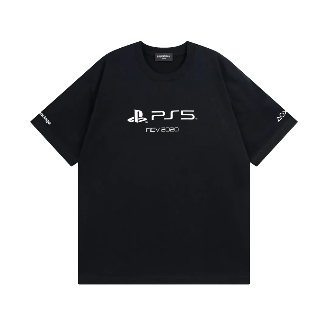 🅿️170 Detailed picture [Top version. Official website quality] BALENCI*GA/Paris BALENCI*GA#playstation co-branded PS5 letter geometric pattern printed short-sleeved T-shirt. Brick cabinet synchronization. The fabric is made of Paris ZP custom-woven and dyed 100% cotton double yarn compact cotton. The weight is 260 grams, the cloth surface is clean. The cloth pattern is clear. Soft and comfortable. The color fastness is good. It is not easy to change color. The threads are woven and dyed with no color difference. The printing uses imported environmentally friendly rubber paddles, precision stencils, fine LOGO letters, clear letters, no burrs, and a three-dimensional effect. Restore brick cabinet. The version adopts OS loose shoulder version. Same style for men and women. Code: BL223085 Color: Black. White Size: XS to L