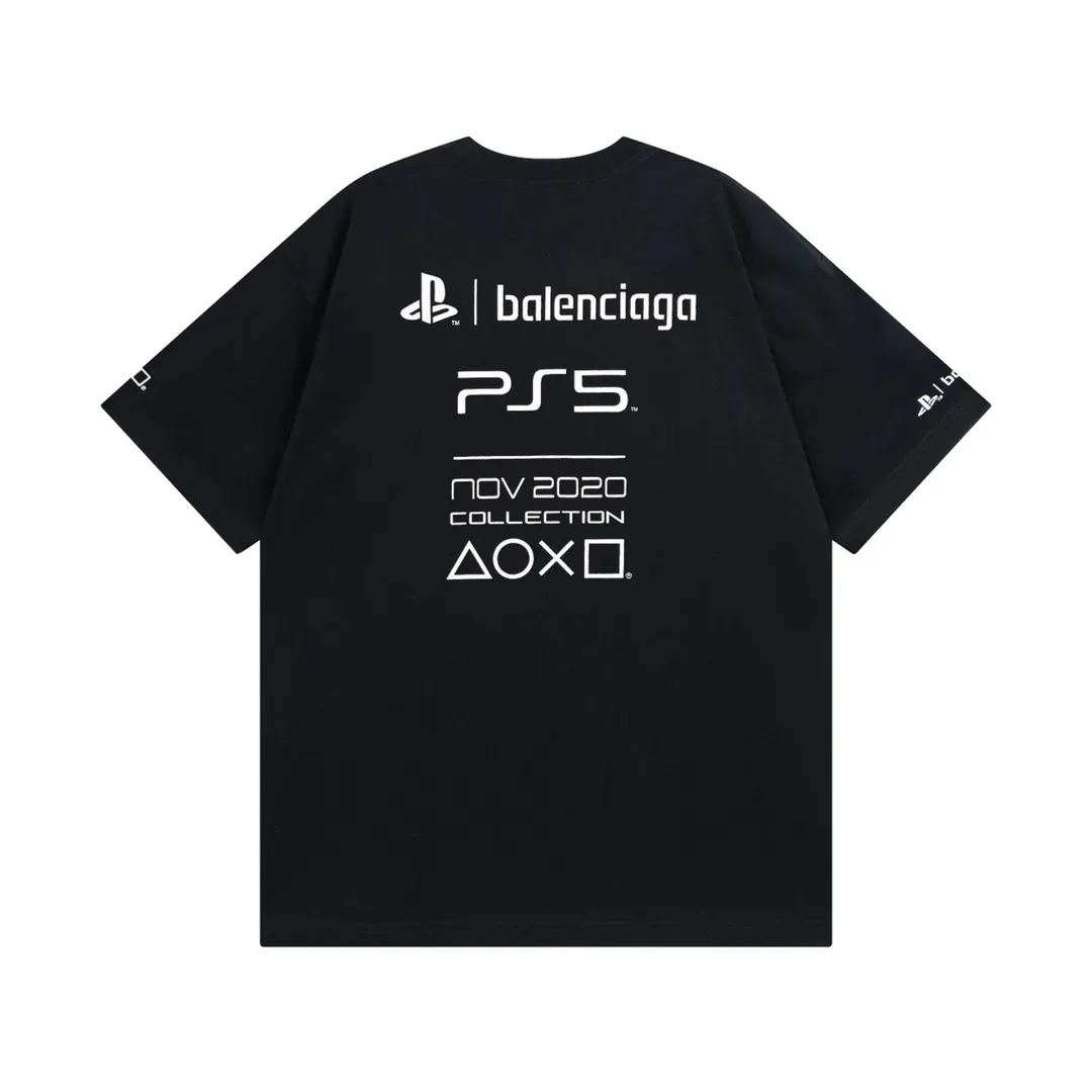 🅿️170 Detailed picture [Top version. Official website quality] BALENCI*GA/Paris BALENCI*GA#playstation co-branded PS5 letter geometric pattern printed short-sleeved T-shirt. Brick cabinet synchronization. The fabric is made of Paris ZP custom-woven and dyed 100% cotton double yarn compact cotton. The weight is 260 grams, the cloth surface is clean. The cloth pattern is clear. Soft and comfortable. The color fastness is good. It is not easy to change color. The threads are woven and dyed with no color difference. The printing uses imported environmentally friendly rubber paddles, precision stencils, fine LOGO letters, clear letters, no burrs, and a three-dimensional effect. Restore brick cabinet. The version adopts OS loose shoulder version. Same style for men and women. Code: BL223085 Color: Black. White Size: XS to L