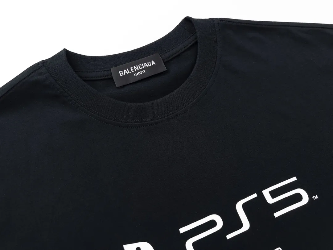 🅿️170 Detailed picture [Top version. Official website quality] BALENCI*GA/Paris BALENCI*GA#playstation co-branded PS5 letter geometric pattern printed short-sleeved T-shirt. Brick cabinet synchronization. The fabric is made of Paris ZP custom-woven and dyed 100% cotton double yarn compact cotton. The weight is 260 grams, the cloth surface is clean. The cloth pattern is clear. Soft and comfortable. The color fastness is good. It is not easy to change color. The threads are woven and dyed with no color difference. The printing uses imported environmentally friendly rubber paddles, precision stencils, fine LOGO letters, clear letters, no burrs, and a three-dimensional effect. Restore brick cabinet. The version adopts OS loose shoulder version. Same style for men and women. Code: BL223085 Color: Black. White Size: XS to L
