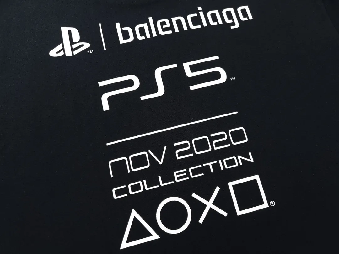 🅿️170 Detailed picture [Top version. Official website quality] BALENCI*GA/Paris BALENCI*GA#playstation co-branded PS5 letter geometric pattern printed short-sleeved T-shirt. Brick cabinet synchronization. The fabric is made of Paris ZP custom-woven and dyed 100% cotton double yarn compact cotton. The weight is 260 grams, the cloth surface is clean. The cloth pattern is clear. Soft and comfortable. The color fastness is good. It is not easy to change color. The threads are woven and dyed with no color difference. The printing uses imported environmentally friendly rubber paddles, precision stencils, fine LOGO letters, clear letters, no burrs, and a three-dimensional effect. Restore brick cabinet. The version adopts OS loose shoulder version. Same style for men and women. Code: BL223085 Color: Black. White Size: XS to L