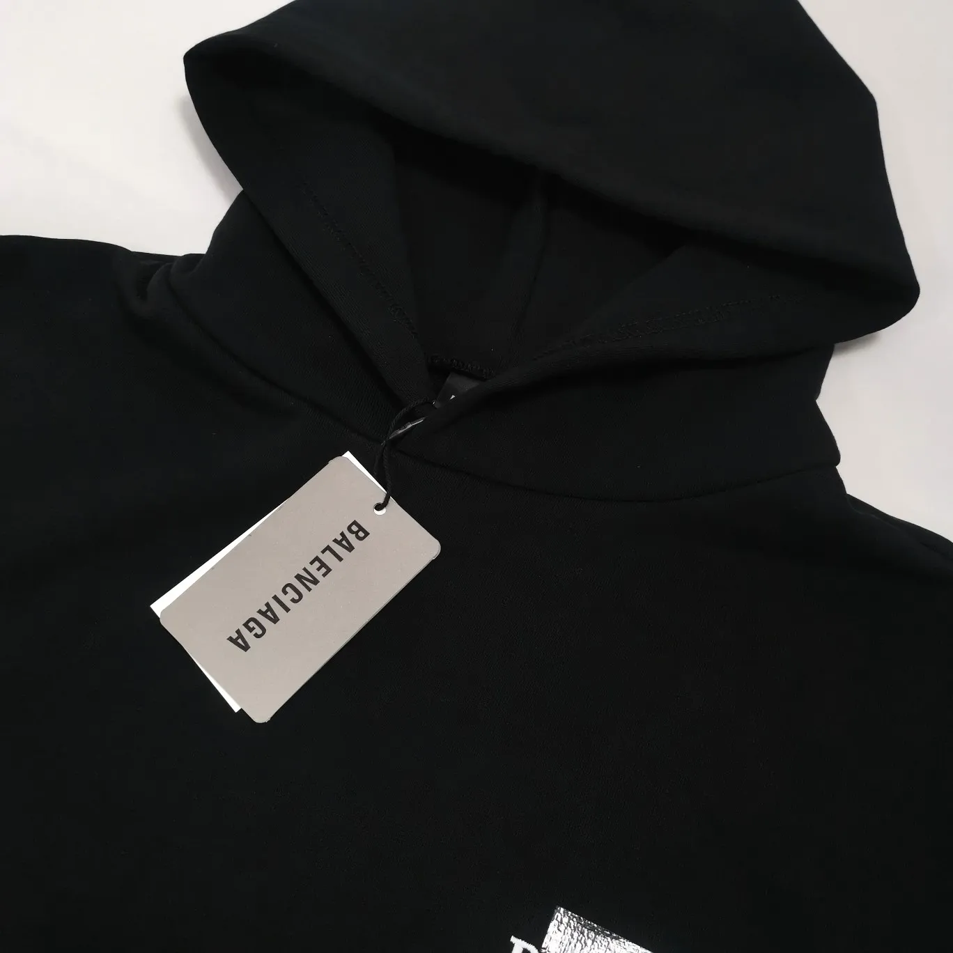 [New arrival] The top tested version of Balenciaga BALENCIAGA Cola Malone black embroidery for male and female couples star new autumn and winter pure cotton hoodie sweatshirt original 4.2K version, dust-free white and black fabrics, three-dimensional embroidery technology, bright TPU lettering film laminated technology. 480g combed cotton terry fabric. The classic Coke logo embroidery design was selected based on the original embroidery color. After many comparisons, it was finally decided to use imported mercerized light dyeing to best restore the color difference effect consistent with the original version. The front and rear panels are embroidered with the classic Coke logo. The embroidery design on the front panel is relatively delicate. After many adjustments, it is difficult to restore the effect. Bright black TPU lettering film positioning adhesive polyurethane thermoplastic elastomer, also known as thermoplastic polyurethane rubber or TPU for short. TPU is an emerging plastic variety with good processability, weather resistance, and environmental protection. The laser film cutting machine can design the pattern according to the computer software, and then use the heat press tool to position and transfer the print. After transfer, a uniform square dark pattern is produced, and the film material and the body of the garment create a texture contrast. Based on the embroidery, the positioning and gluing process is used to cover the original embroidery pattern to create a three-dimensional visual effect. Oversize loose version Oversize loose silhouette design, basic round neckline, dropped shoulder line, vertical pit woven code from top to bottom, collar, cuffs, and hem all have ruffles for windproof effect, sleeve length is longer than conventional sweaters to highlight the details. The thickness of the ready-made garment is the same as the original version, and it is additionally shaped to make the upper body wider and not easily deformed. Customized brand's latest color folded main logo, complete set of new accessories Color: Black Size: XS-L P:470