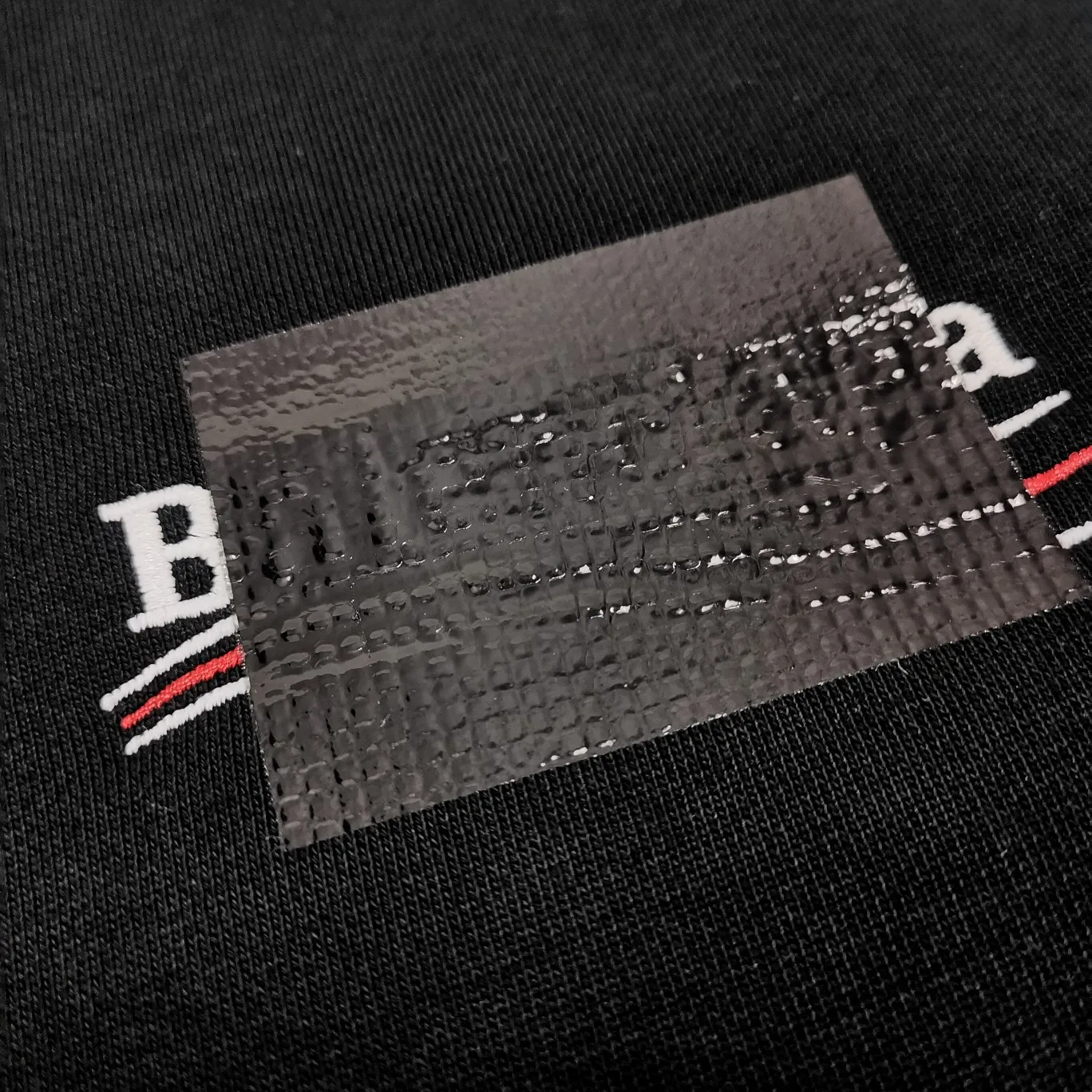 [New arrival] The top tested version of Balenciaga BALENCIAGA Cola Malone black embroidery for male and female couples star new autumn and winter pure cotton hoodie sweatshirt original 4.2K version, dust-free white and black fabrics, three-dimensional embroidery technology, bright TPU lettering film laminated technology. 480g combed cotton terry fabric. The classic Coke logo embroidery design was selected based on the original embroidery color. After many comparisons, it was finally decided to use imported mercerized light dyeing to best restore the color difference effect consistent with the original version. The front and rear panels are embroidered with the classic Coke logo. The embroidery design on the front panel is relatively delicate. After many adjustments, it is difficult to restore the effect. Bright black TPU lettering film positioning adhesive polyurethane thermoplastic elastomer, also known as thermoplastic polyurethane rubber or TPU for short. TPU is an emerging plastic variety with good processability, weather resistance, and environmental protection. The laser film cutting machine can design the pattern according to the computer software, and then use the heat press tool to position and transfer the print. After transfer, a uniform square dark pattern is produced, and the film material and the body of the garment create a texture contrast. Based on the embroidery, the positioning and gluing process is used to cover the original embroidery pattern to create a three-dimensional visual effect. Oversize loose version Oversize loose silhouette design, basic round neckline, dropped shoulder line, vertical pit woven code from top to bottom, collar, cuffs, and hem all have ruffles for windproof effect, sleeve length is longer than conventional sweaters to highlight the details. The thickness of the ready-made garment is the same as the original version, and it is additionally shaped to make the upper body wider and not easily deformed. Customized brand's latest color folded main logo, complete set of new accessories Color: Black Size: XS-L P:470