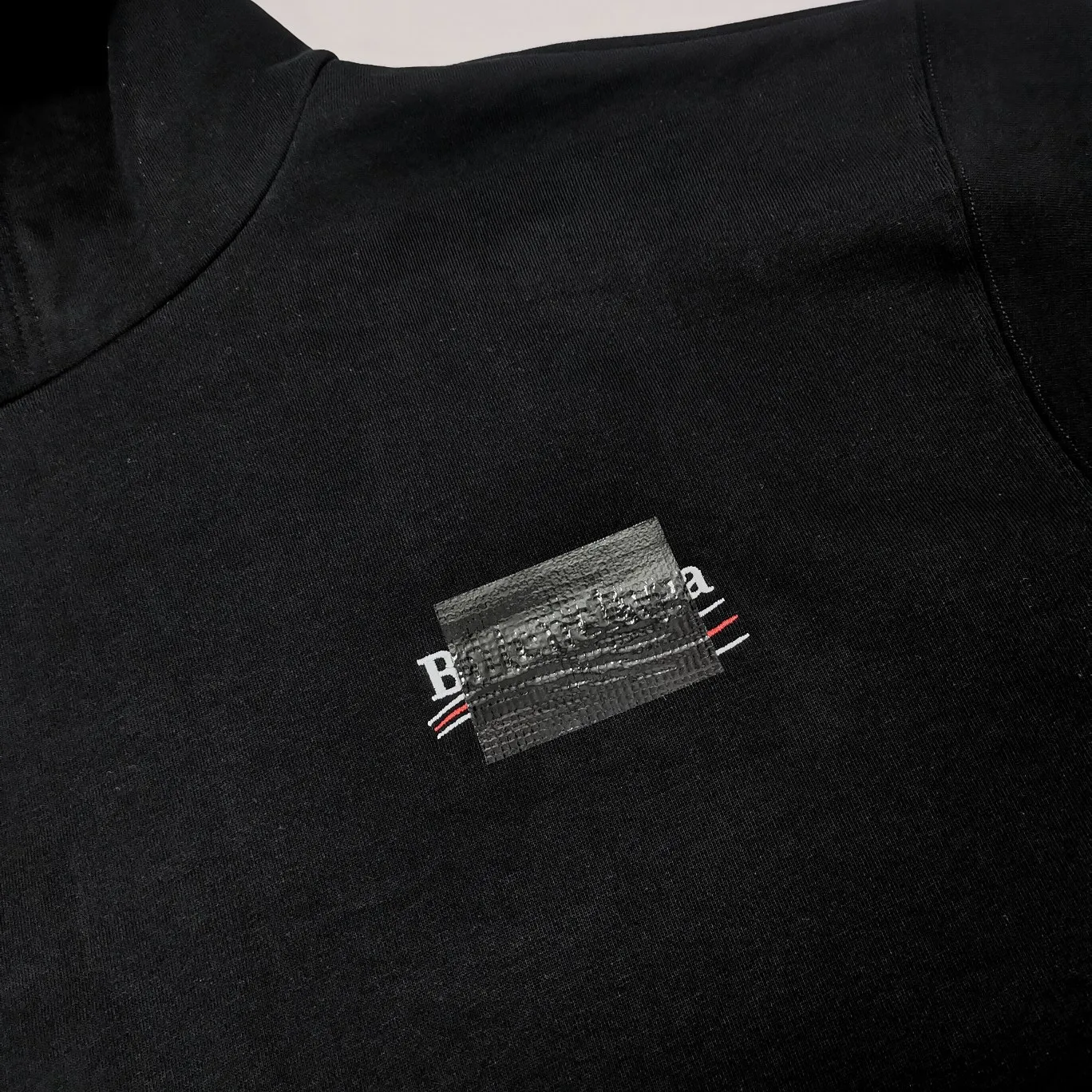 [New arrival] The top tested version of Balenciaga BALENCIAGA Cola Malone black embroidery for male and female couples star new autumn and winter pure cotton hoodie sweatshirt original 4.2K version, dust-free white and black fabrics, three-dimensional embroidery technology, bright TPU lettering film laminated technology. 480g combed cotton terry fabric. The classic Coke logo embroidery design was selected based on the original embroidery color. After many comparisons, it was finally decided to use imported mercerized light dyeing to best restore the color difference effect consistent with the original version. The front and rear panels are embroidered with the classic Coke logo. The embroidery design on the front panel is relatively delicate. After many adjustments, it is difficult to restore the effect. Bright black TPU lettering film positioning adhesive polyurethane thermoplastic elastomer, also known as thermoplastic polyurethane rubber or TPU for short. TPU is an emerging plastic variety with good processability, weather resistance, and environmental protection. The laser film cutting machine can design the pattern according to the computer software, and then use the heat press tool to position and transfer the print. After transfer, a uniform square dark pattern is produced, and the film material and the body of the garment create a texture contrast. Based on the embroidery, the positioning and gluing process is used to cover the original embroidery pattern to create a three-dimensional visual effect. Oversize loose version Oversize loose silhouette design, basic round neckline, dropped shoulder line, vertical pit woven code from top to bottom, collar, cuffs, and hem all have ruffles for windproof effect, sleeve length is longer than conventional sweaters to highlight the details. The thickness of the ready-made garment is the same as the original version, and it is additionally shaped to make the upper body wider and not easily deformed. Customized brand's latest color folded main logo, complete set of new accessories Color: Black Size: XS-L P:470
