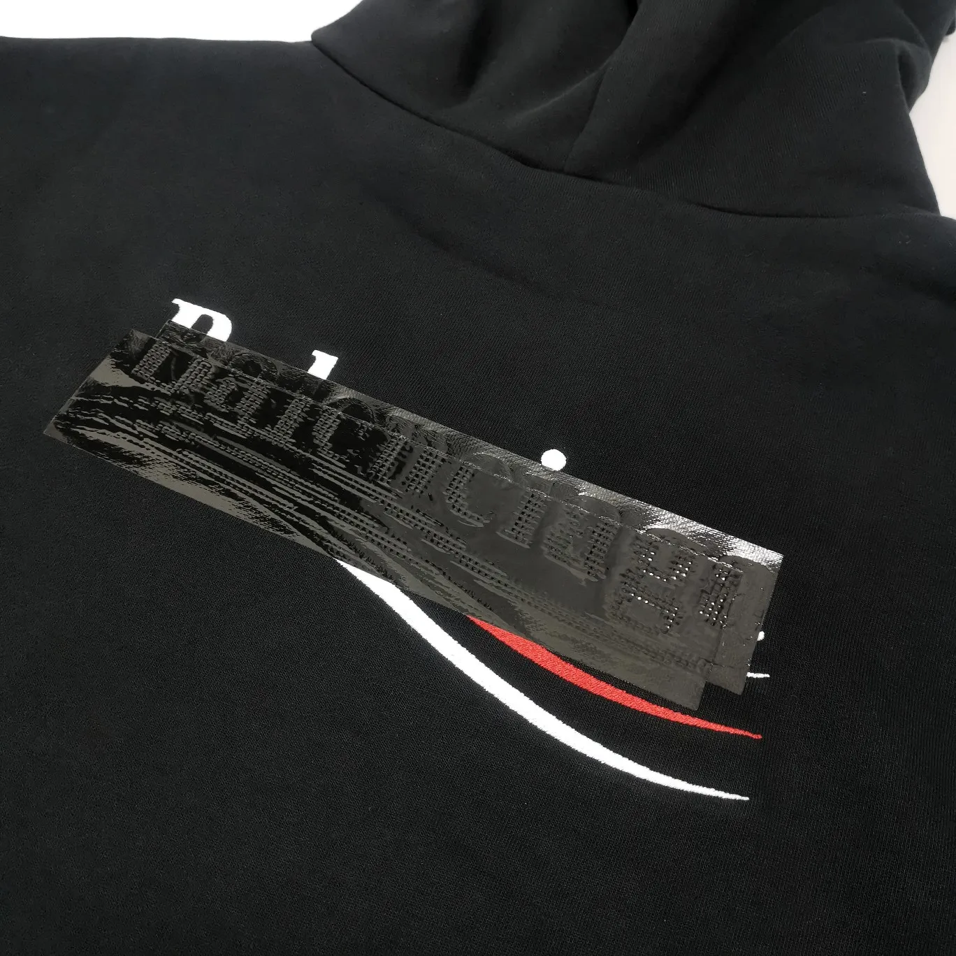 [New arrival] The top tested version of Balenciaga BALENCIAGA Cola Malone black embroidery for male and female couples star new autumn and winter pure cotton hoodie sweatshirt original 4.2K version, dust-free white and black fabrics, three-dimensional embroidery technology, bright TPU lettering film laminated technology. 480g combed cotton terry fabric. The classic Coke logo embroidery design was selected based on the original embroidery color. After many comparisons, it was finally decided to use imported mercerized light dyeing to best restore the color difference effect consistent with the original version. The front and rear panels are embroidered with the classic Coke logo. The embroidery design on the front panel is relatively delicate. After many adjustments, it is difficult to restore the effect. Bright black TPU lettering film positioning adhesive polyurethane thermoplastic elastomer, also known as thermoplastic polyurethane rubber or TPU for short. TPU is an emerging plastic variety with good processability, weather resistance, and environmental protection. The laser film cutting machine can design the pattern according to the computer software, and then use the heat press tool to position and transfer the print. After transfer, a uniform square dark pattern is produced, and the film material and the body of the garment create a texture contrast. Based on the embroidery, the positioning and gluing process is used to cover the original embroidery pattern to create a three-dimensional visual effect. Oversize loose version Oversize loose silhouette design, basic round neckline, dropped shoulder line, vertical pit woven code from top to bottom, collar, cuffs, and hem all have ruffles for windproof effect, sleeve length is longer than conventional sweaters to highlight the details. The thickness of the ready-made garment is the same as the original version, and it is additionally shaped to make the upper body wider and not easily deformed. Customized brand's latest color folded main logo, complete set of new accessories Color: Black Size: XS-L P:470