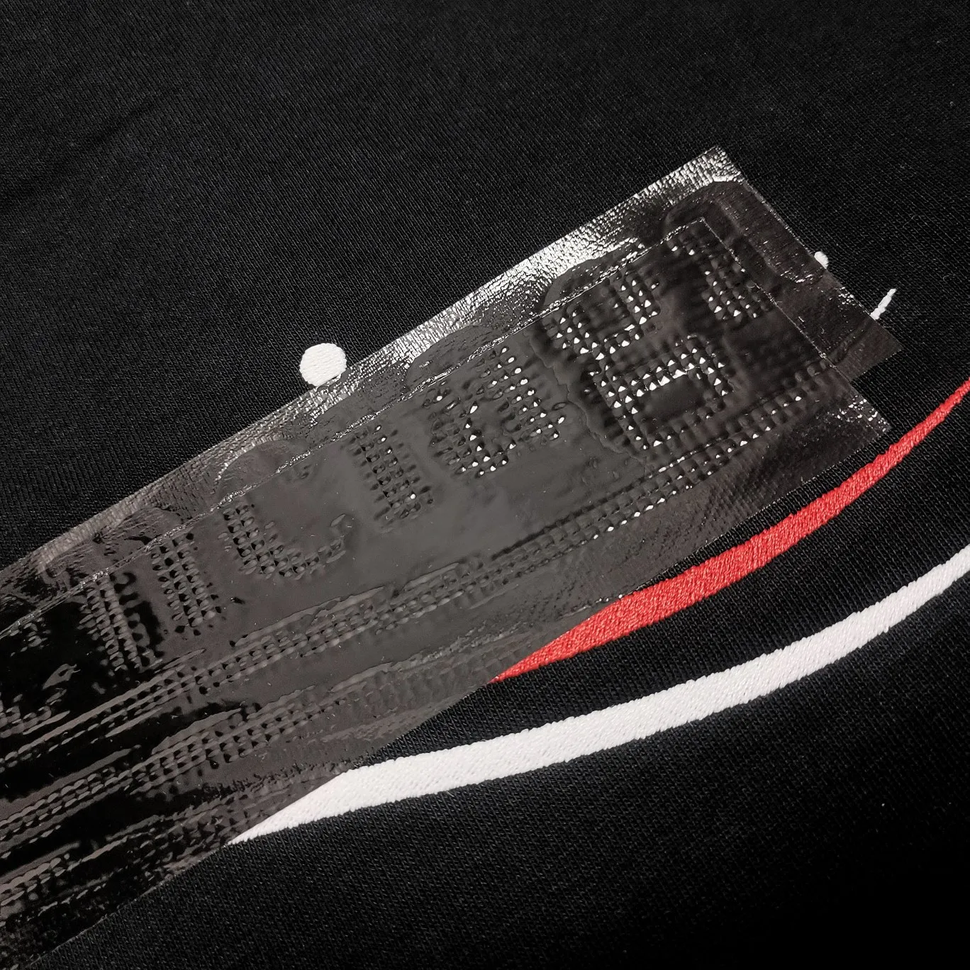 [New arrival] The top tested version of Balenciaga BALENCIAGA Cola Malone black embroidery for male and female couples star new autumn and winter pure cotton hoodie sweatshirt original 4.2K version, dust-free white and black fabrics, three-dimensional embroidery technology, bright TPU lettering film laminated technology. 480g combed cotton terry fabric. The classic Coke logo embroidery design was selected based on the original embroidery color. After many comparisons, it was finally decided to use imported mercerized light dyeing to best restore the color difference effect consistent with the original version. The front and rear panels are embroidered with the classic Coke logo. The embroidery design on the front panel is relatively delicate. After many adjustments, it is difficult to restore the effect. Bright black TPU lettering film positioning adhesive polyurethane thermoplastic elastomer, also known as thermoplastic polyurethane rubber or TPU for short. TPU is an emerging plastic variety with good processability, weather resistance, and environmental protection. The laser film cutting machine can design the pattern according to the computer software, and then use the heat press tool to position and transfer the print. After transfer, a uniform square dark pattern is produced, and the film material and the body of the garment create a texture contrast. Based on the embroidery, the positioning and gluing process is used to cover the original embroidery pattern to create a three-dimensional visual effect. Oversize loose version Oversize loose silhouette design, basic round neckline, dropped shoulder line, vertical pit woven code from top to bottom, collar, cuffs, and hem all have ruffles for windproof effect, sleeve length is longer than conventional sweaters to highlight the details. The thickness of the ready-made garment is the same as the original version, and it is additionally shaped to make the upper body wider and not easily deformed. Customized brand's latest color folded main logo, complete set of new accessories Color: Black Size: XS-L P:470