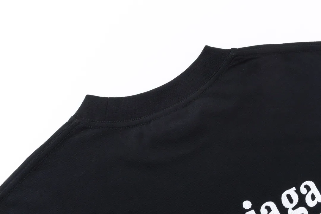 🅿️266 Detailed pictures [Top version. Official website quality] BALENCI*GA/Paris #Classic model. Coke wave embroidered splicing shirt sleeves fake two-piece long-sleeved T-shirt #2024 latest model. Genuine product developed at the first time. Custom shirt fabric. Welcome to compare! The fabric is made of Paris ZP custom-woven and dyed cotton double yarn. Weighing 260 grams, the cloth surface is clean. The cloth pattern is clear, soft and comfortable. The threads are dyed with no color difference. The classic pattern embroidery uses an imported embroidery machine, the embroidery thread color is the original color, and the sleeves are made of shirt fabric. Comes with special buttons. Produced by looking at pictures at Jubie Market. The letters are clear. The three-dimensional effect is strong. The version adopts the OS loose shoulder version. The same style for men and women. Coding: BL225018 Color: Black Size: XS S M L