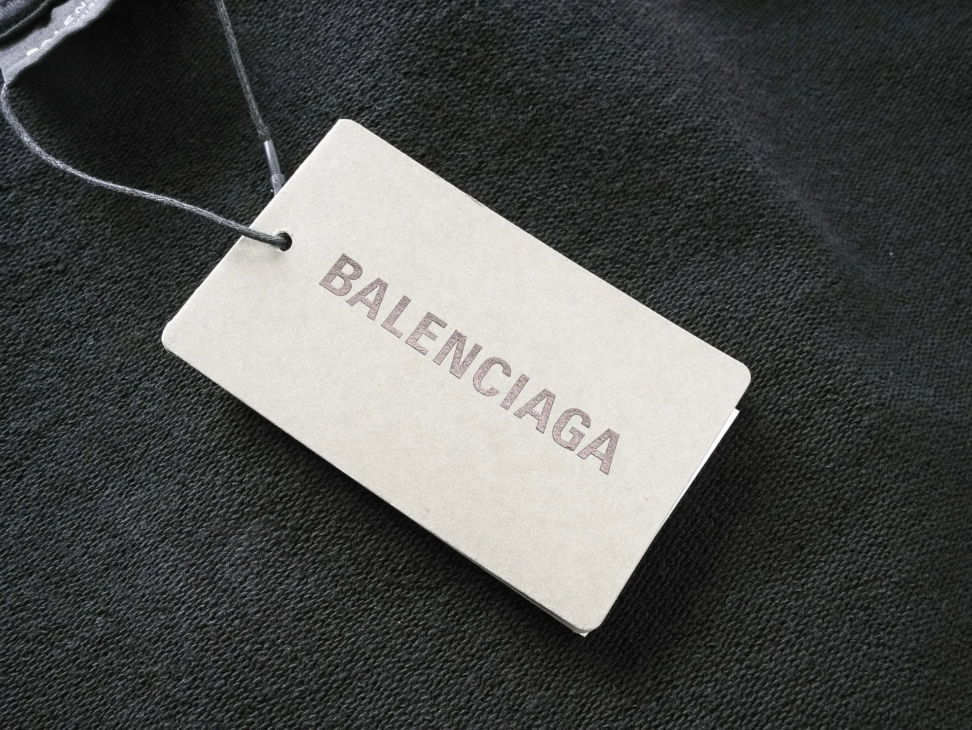 🅿️340 real photos [Top version. Official website quality] BALENCI*GA/Paris #2025 autumn and winter new style washed hooded sweatshirt with wheat ear LOGO embroidered on the chest. The garments are washed and worn to make them look old. Full sense of design, welcome to compare. The fabric is made of Paris ZP custom-woven and dyed cotton sweatshirt. The weight is 460 grams. The cloth surface is clean. The cloth pattern is clear, soft and comfortable. The threads are dyed with no color difference. The classic letter LOGO is embroidered with imported Tajima embroidery machine. The effect is three-dimensional. Restore brick cabinets, adopt OS loose shoulder style. Same style for men and women. Code: BL259917 Color: washed black Size: XS S M L