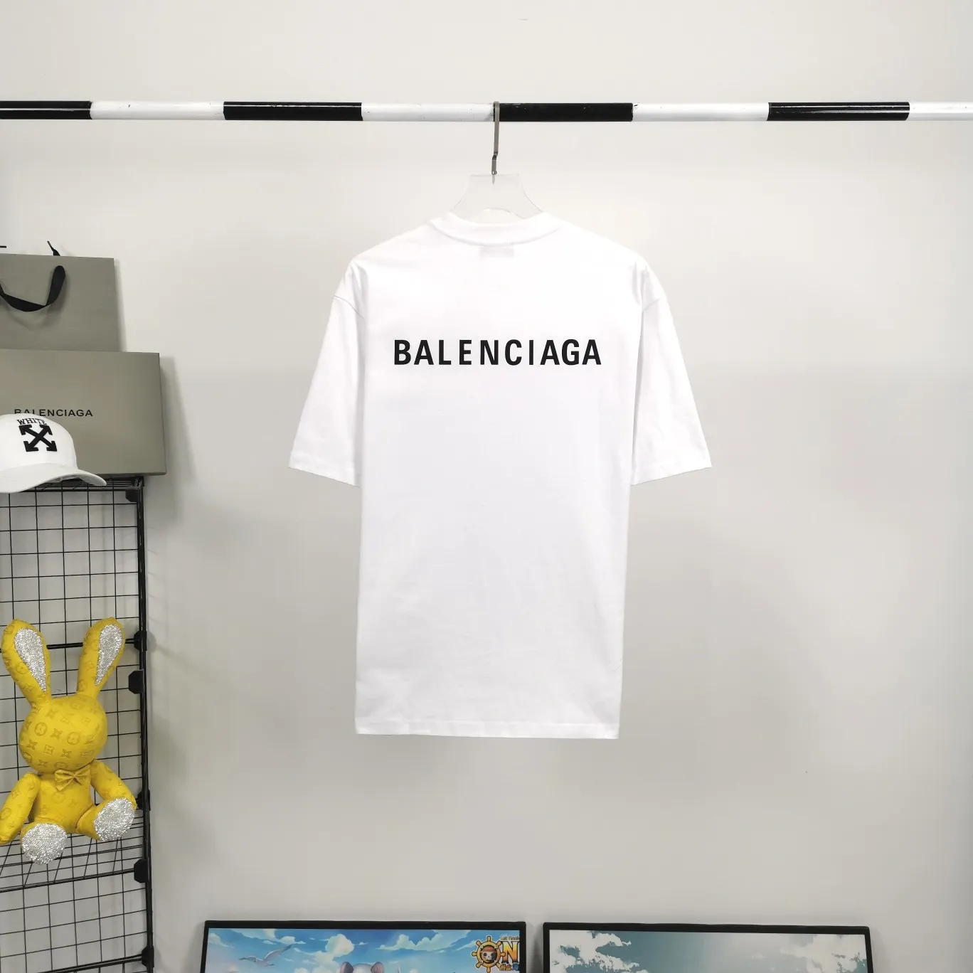 The top tested version of BALENCIAGA with large LOGO basic letters on the back, pure cotton loose fit for male and female couples, the same fashion brand high-end short-sleeved T-shirt. The god of simplicity in Paris, a volume sought after by many stars. Lisa’s favorite basic short-sleeved Paris style, which has a very high appearance rate. Wear alone, paired with jeans, shorts, and sweatpants, it's a versatile style. Xiaohongshu, a hot item on INS, a must-have for Paris fans.  The printing uses white glue as a base, coupled with Kornit direct injection, which ensures the anchorage of the printing and machine washing without any pressure. However, everyone should pay attention to something. The printing of this model is not thick glue, and the printing surface is not shiny. Please pay attention to the importance of version. Don't make a pattern based on the pictures. If you don't have the original version, you won't be able to make it look one to one like the original version. At most, you can just make a look. It's just a piece of clothing without a soul. The fabric is made of 24S 260g double yarn pure cotton fabric. The threads and fabric are custom woven and dyed in the same style, without color difference.  A complete set of customized tags, collar tags, washed, plastic bags, and most importantly, a complete set of bags, tag codes, and codes are all authentic.  Color: White, Black, Royal Blue, Apricot, Floral Gray, Pink Size: XS-L P:240