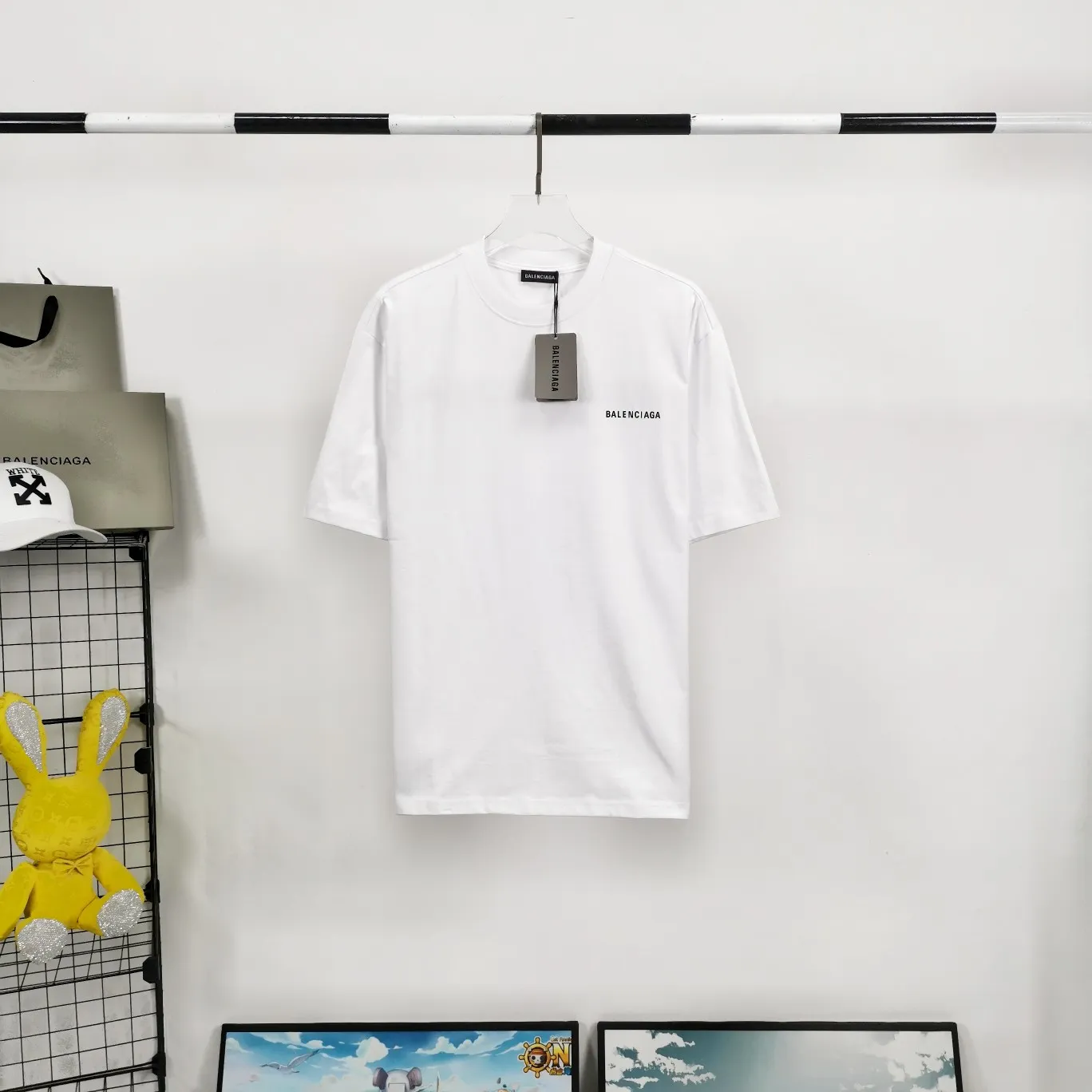 The top tested version of BALENCIAGA with large LOGO basic letters on the back, pure cotton loose fit for male and female couples, the same fashion brand high-end short-sleeved T-shirt. The god of simplicity in Paris, a volume sought after by many stars. Lisa’s favorite basic short-sleeved Paris style, which has a very high appearance rate. Wear alone, paired with jeans, shorts, and sweatpants, it's a versatile style. Xiaohongshu, a hot item on INS, a must-have for Paris fans.  The printing uses white glue as a base, coupled with Kornit direct injection, which ensures the anchorage of the printing and machine washing without any pressure. However, everyone should pay attention to something. The printing of this model is not thick glue, and the printing surface is not shiny. Please pay attention to the importance of version. Don't make a pattern based on the pictures. If you don't have the original version, you won't be able to make it look one to one like the original version. At most, you can just make a look. It's just a piece of clothing without a soul. The fabric is made of 24S 260g double yarn pure cotton fabric. The threads and fabric are custom woven and dyed in the same style, without color difference.  A complete set of customized tags, collar tags, washed, plastic bags, and most importantly, a complete set of bags, tag codes, and codes are all authentic.  Color: White, Black, Royal Blue, Apricot, Floral Gray, Pink Size: XS-L P:240