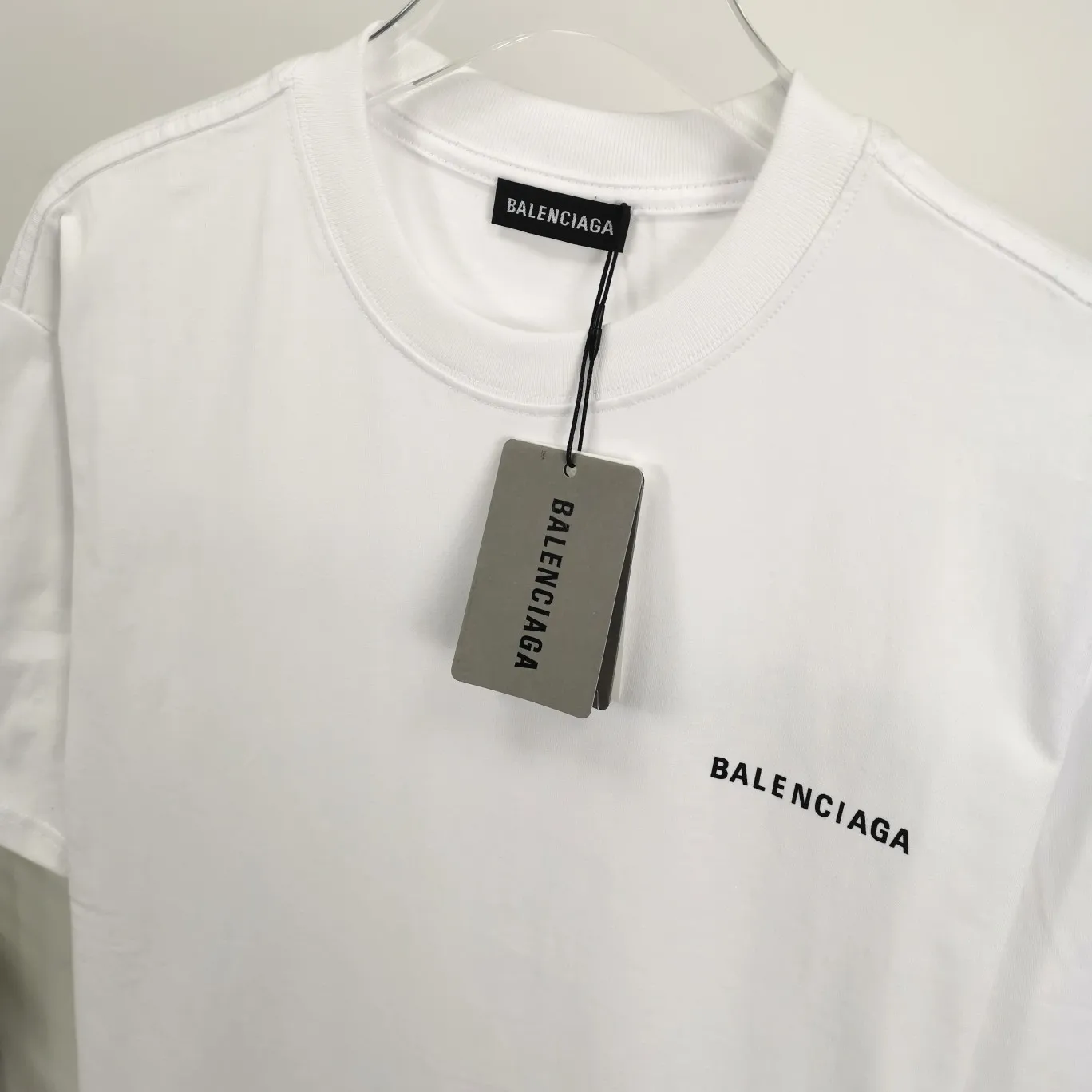 The top tested version of BALENCIAGA with large LOGO basic letters on the back, pure cotton loose fit for male and female couples, the same fashion brand high-end short-sleeved T-shirt. The god of simplicity in Paris, a volume sought after by many stars. Lisa’s favorite basic short-sleeved Paris style, which has a very high appearance rate. Wear alone, paired with jeans, shorts, and sweatpants, it's a versatile style. Xiaohongshu, a hot item on INS, a must-have for Paris fans.  The printing uses white glue as a base, coupled with Kornit direct injection, which ensures the anchorage of the printing and machine washing without any pressure. However, everyone should pay attention to something. The printing of this model is not thick glue, and the printing surface is not shiny. Please pay attention to the importance of version. Don't make a pattern based on the pictures. If you don't have the original version, you won't be able to make it look one to one like the original version. At most, you can just make a look. It's just a piece of clothing without a soul. The fabric is made of 24S 260g double yarn pure cotton fabric. The threads and fabric are custom woven and dyed in the same style, without color difference.  A complete set of customized tags, collar tags, washed, plastic bags, and most importantly, a complete set of bags, tag codes, and codes are all authentic.  Color: White, Black, Royal Blue, Apricot, Floral Gray, Pink Size: XS-L P:240