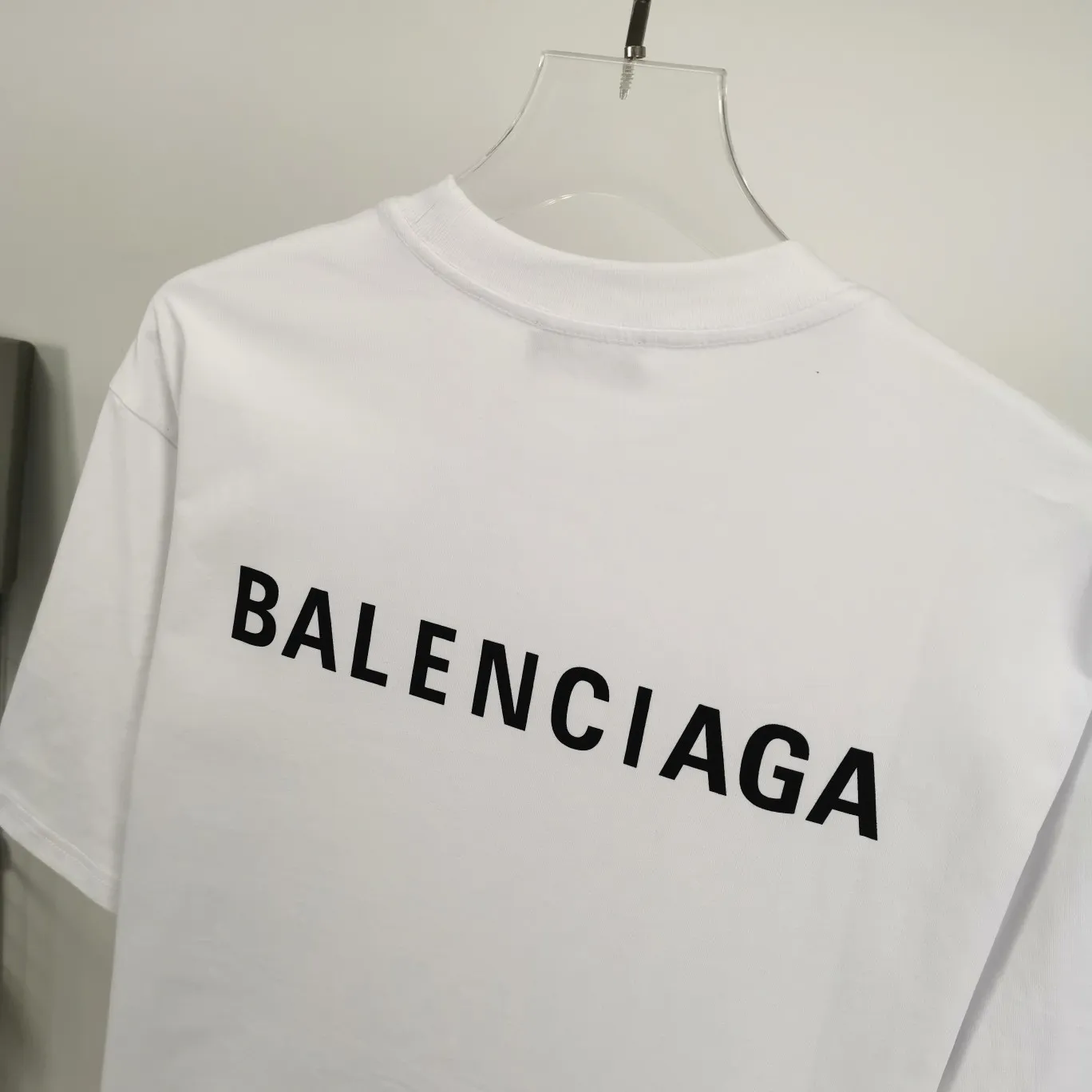 The top tested version of BALENCIAGA with large LOGO basic letters on the back, pure cotton loose fit for male and female couples, the same fashion brand high-end short-sleeved T-shirt. The god of simplicity in Paris, a volume sought after by many stars. Lisa’s favorite basic short-sleeved Paris style, which has a very high appearance rate. Wear alone, paired with jeans, shorts, and sweatpants, it's a versatile style. Xiaohongshu, a hot item on INS, a must-have for Paris fans.  The printing uses white glue as a base, coupled with Kornit direct injection, which ensures the anchorage of the printing and machine washing without any pressure. However, everyone should pay attention to something. The printing of this model is not thick glue, and the printing surface is not shiny. Please pay attention to the importance of version. Don't make a pattern based on the pictures. If you don't have the original version, you won't be able to make it look one to one like the original version. At most, you can just make a look. It's just a piece of clothing without a soul. The fabric is made of 24S 260g double yarn pure cotton fabric. The threads and fabric are custom woven and dyed in the same style, without color difference.  A complete set of customized tags, collar tags, washed, plastic bags, and most importantly, a complete set of bags, tag codes, and codes are all authentic.  Color: White, Black, Royal Blue, Apricot, Floral Gray, Pink Size: XS-L P:240