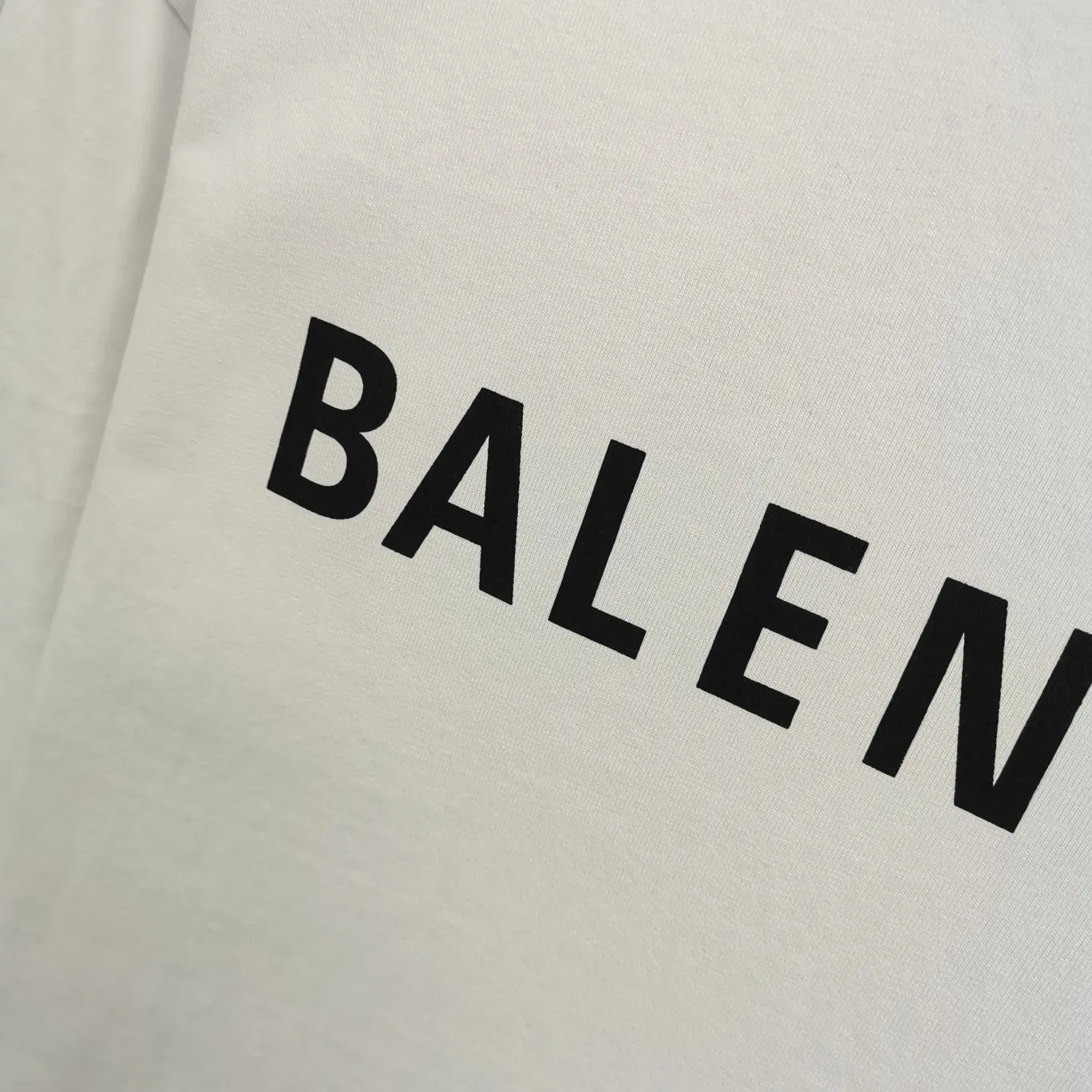 The top tested version of BALENCIAGA with large LOGO basic letters on the back, pure cotton loose fit for male and female couples, the same fashion brand high-end short-sleeved T-shirt. The god of simplicity in Paris, a volume sought after by many stars. Lisa’s favorite basic short-sleeved Paris style, which has a very high appearance rate. Wear alone, paired with jeans, shorts, and sweatpants, it's a versatile style. Xiaohongshu, a hot item on INS, a must-have for Paris fans.  The printing uses white glue as a base, coupled with Kornit direct injection, which ensures the anchorage of the printing and machine washing without any pressure. However, everyone should pay attention to something. The printing of this model is not thick glue, and the printing surface is not shiny. Please pay attention to the importance of version. Don't make a pattern based on the pictures. If you don't have the original version, you won't be able to make it look one to one like the original version. At most, you can just make a look. It's just a piece of clothing without a soul. The fabric is made of 24S 260g double yarn pure cotton fabric. The threads and fabric are custom woven and dyed in the same style, without color difference.  A complete set of customized tags, collar tags, washed, plastic bags, and most importantly, a complete set of bags, tag codes, and codes are all authentic.  Color: White, Black, Royal Blue, Apricot, Floral Gray, Pink Size: XS-L P:240