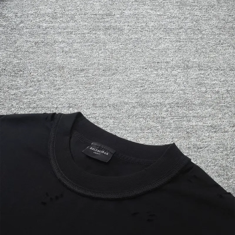 [New] Top tested version - BALENCIAGA - Balenciaga 2024 new castle reverse-stitched distressed printed short-sleeved T-shirt. The original development of custom-woven fabric technology, washing and water treatment, high gram weight 300 grams of fabric, full texture, clean cloth surface, soft and comfortable. Solona thread dyeing without color difference, singeing plus fabric wool processing, front logo light production took three days to make the film To make it have the same effect as YB, imported glue fission material is used. It is heated to form an aged effect, and the garment is finished and then washed. Workers make holes in each piece to completely match every detail of ZP. It is very time-consuming. Os dropped shoulders and loose version. The latest brick cabinets in spring and summer are synchronized. Same style for men and women. Color: Black Size: XS-L P:260