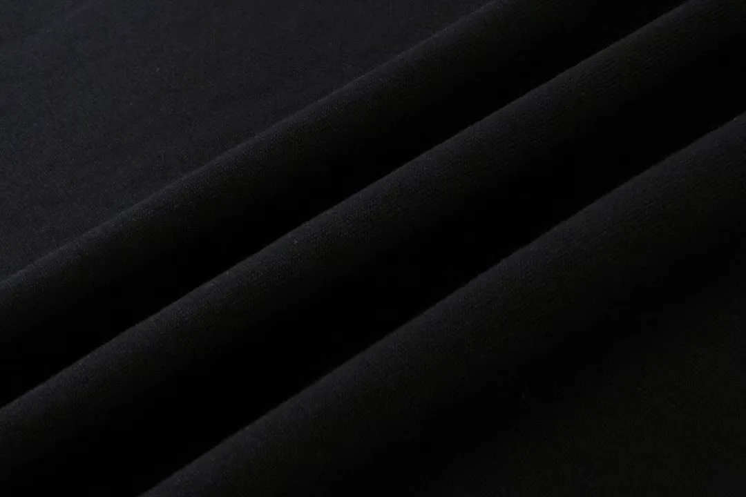 [New] Top tested version - BALENCIAGA - Balenciaga 2024 new castle reverse-stitched distressed printed short-sleeved T-shirt. The original development of custom-woven fabric technology, washing and water treatment, high gram weight 300 grams of fabric, full texture, clean cloth surface, soft and comfortable. Solona thread dyeing without color difference, singeing plus fabric wool processing, front logo light production took three days to make the film To make it have the same effect as YB, imported glue fission material is used. It is heated to form an aged effect, and the garment is finished and then washed. Workers make holes in each piece to completely match every detail of ZP. It is very time-consuming. Os dropped shoulders and loose version. The latest brick cabinets in spring and summer are synchronized. Same style for men and women. Color: Black Size: XS-L P:260