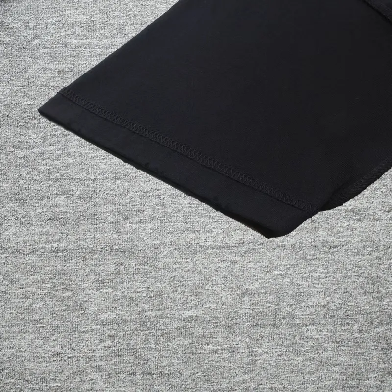 [New] Top tested version - BALENCIAGA - Balenciaga 2024 new castle reverse-stitched distressed printed short-sleeved T-shirt. The original development of custom-woven fabric technology, washing and water treatment, high gram weight 300 grams of fabric, full texture, clean cloth surface, soft and comfortable. Solona thread dyeing without color difference, singeing plus fabric wool processing, front logo light production took three days to make the film To make it have the same effect as YB, imported glue fission material is used. It is heated to form an aged effect, and the garment is finished and then washed. Workers make holes in each piece to completely match every detail of ZP. It is very time-consuming. Os dropped shoulders and loose version. The latest brick cabinets in spring and summer are synchronized. Same style for men and women. Color: Black Size: XS-L P:260