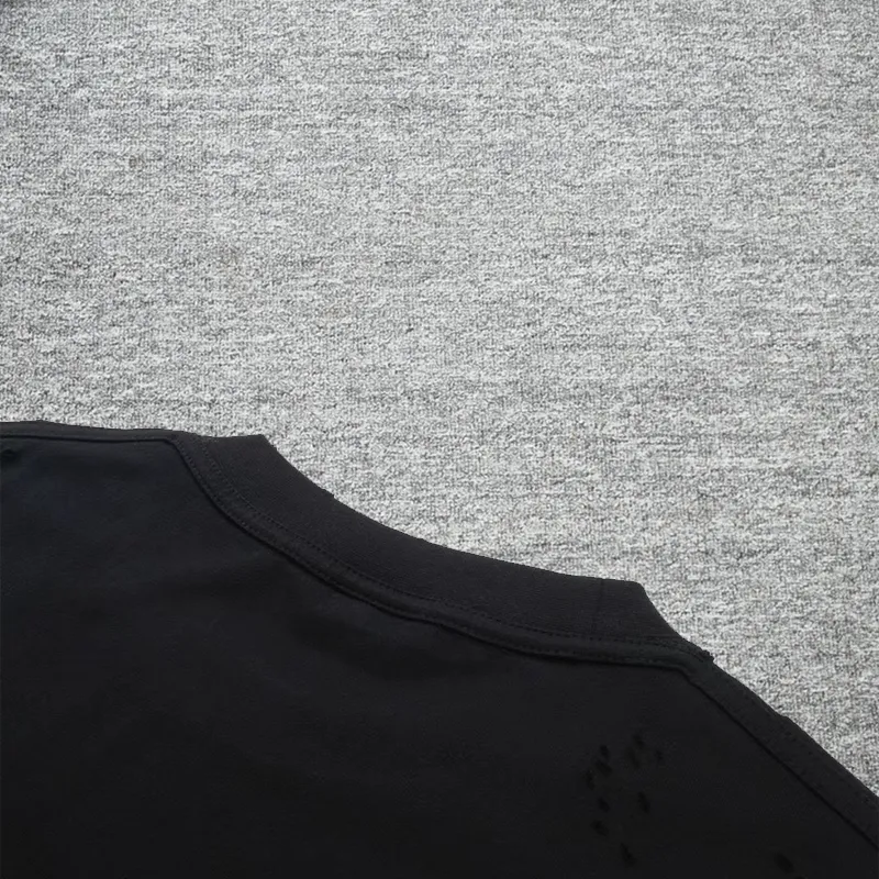 [New] Top tested version - BALENCIAGA - Balenciaga 2024 new castle reverse-stitched distressed printed short-sleeved T-shirt. The original development of custom-woven fabric technology, washing and water treatment, high gram weight 300 grams of fabric, full texture, clean cloth surface, soft and comfortable. Solona thread dyeing without color difference, singeing plus fabric wool processing, front logo light production took three days to make the film To make it have the same effect as YB, imported glue fission material is used. It is heated to form an aged effect, and the garment is finished and then washed. Workers make holes in each piece to completely match every detail of ZP. It is very time-consuming. Os dropped shoulders and loose version. The latest brick cabinets in spring and summer are synchronized. Same style for men and women. Color: Black Size: XS-L P:260