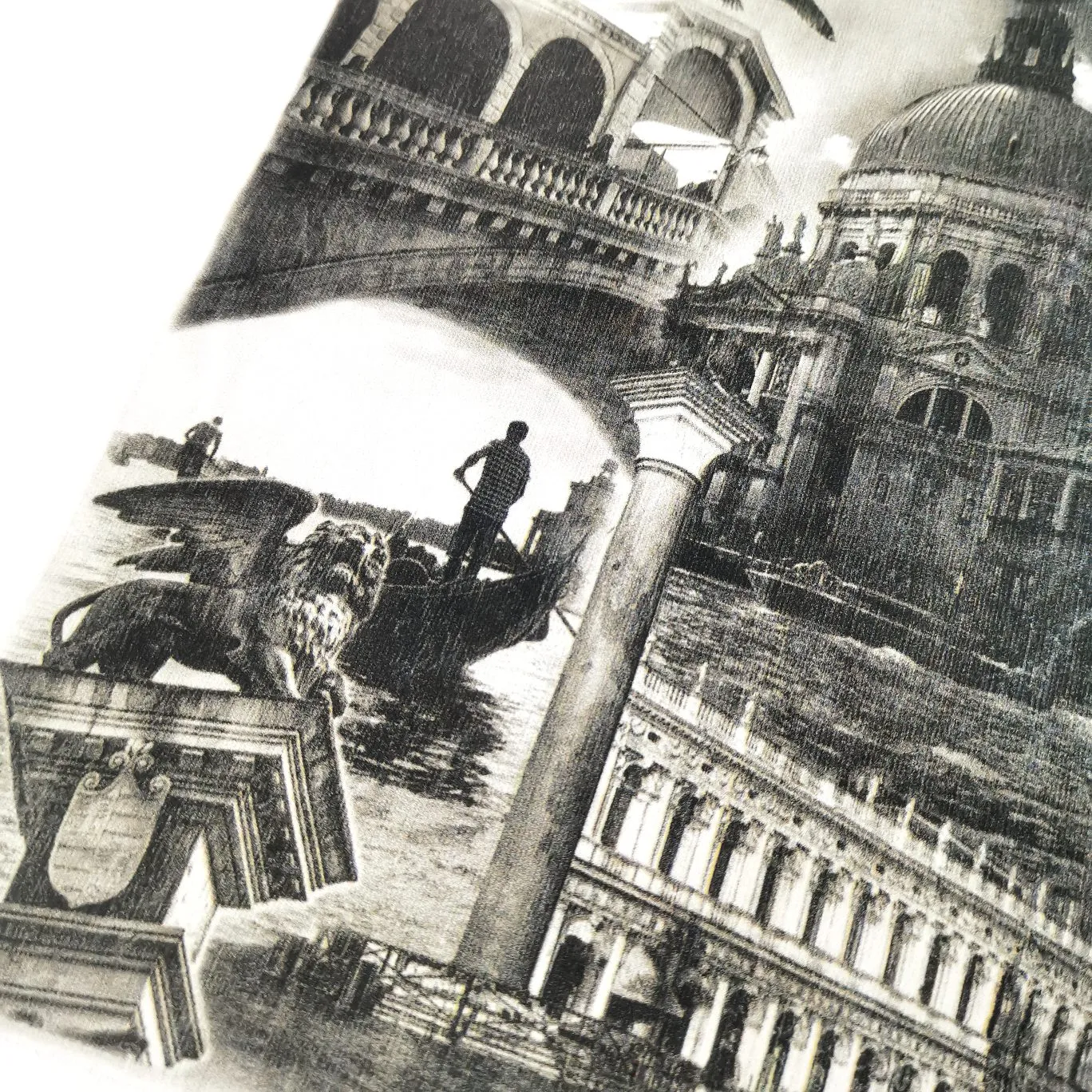 [Off the shelves, only accepting orders. {Top tested version BALENCIAGA Balenciaga Venice Water City oil painting for male and female couples, same style autumn and winter pure cotton hoodies and sweatshirts for celebrities. Venice Water City is a country that many people yearn for. It is a country where ships travel. The pure European-style architectural city makes people yearn for it as a last resort. A city located on the water.  The chest printing uses Kornit's digital direct-injection process, and the original version was scanned and manually revised and debugged many times. Color printing can be clearly captured by infrared, but black and white printing is easy to overlook and weaken many details. Just like taking pictures with a mobile phone, black and white things are always so difficult to photograph. After many revisions, the current state can achieve perfect results, and can be compared with zp. The printing is smooth and non-sticky, and the texture is clear and smooth. The fabric is made of custom-woven 520g composite crystal fleece fabric, which has a full drape and is consistent with the original version. A full set of customized accessories and tag codes are consistent with the official website. Color: White Size: XS-L P:480