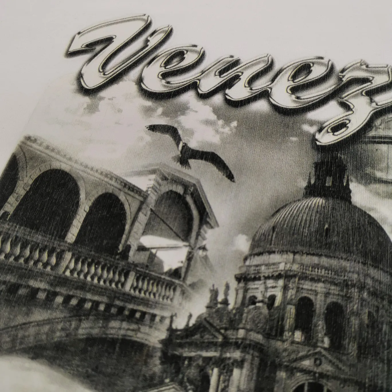 [Off the shelves, only accepting orders. {Top tested version BALENCIAGA Balenciaga Venice Water City oil painting for male and female couples, same style autumn and winter pure cotton hoodies and sweatshirts for celebrities. Venice Water City is a country that many people yearn for. It is a country where ships travel. The pure European-style architectural city makes people yearn for it as a last resort. A city located on the water.  The chest printing uses Kornit's digital direct-injection process, and the original version was scanned and manually revised and debugged many times. Color printing can be clearly captured by infrared, but black and white printing is easy to overlook and weaken many details. Just like taking pictures with a mobile phone, black and white things are always so difficult to photograph. After many revisions, the current state can achieve perfect results, and can be compared with zp. The printing is smooth and non-sticky, and the texture is clear and smooth. The fabric is made of custom-woven 520g composite crystal fleece fabric, which has a full drape and is consistent with the original version. A full set of customized accessories and tag codes are consistent with the official website. Color: White Size: XS-L P:480