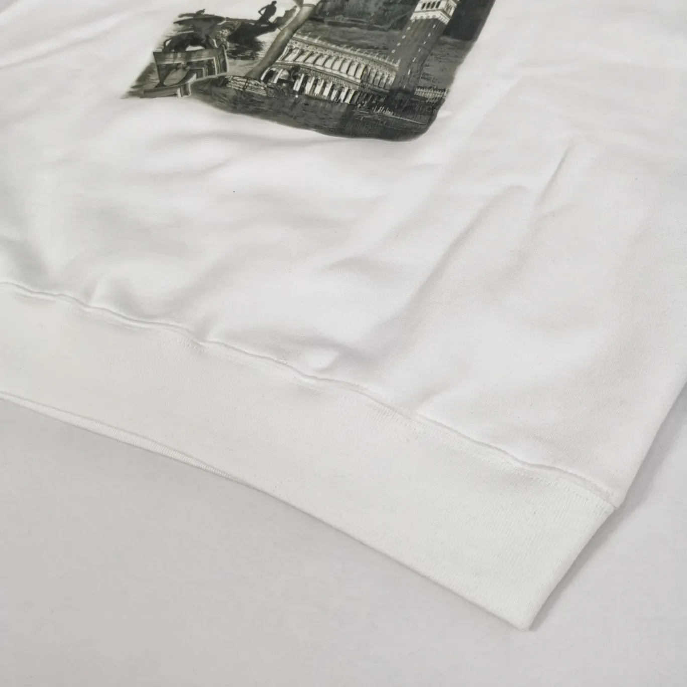 [Off the shelves, only accepting orders. {Top tested version BALENCIAGA Balenciaga Venice Water City oil painting for male and female couples, same style autumn and winter pure cotton hoodies and sweatshirts for celebrities. Venice Water City is a country that many people yearn for. It is a country where ships travel. The pure European-style architectural city makes people yearn for it as a last resort. A city located on the water.  The chest printing uses Kornit's digital direct-injection process, and the original version was scanned and manually revised and debugged many times. Color printing can be clearly captured by infrared, but black and white printing is easy to overlook and weaken many details. Just like taking pictures with a mobile phone, black and white things are always so difficult to photograph. After many revisions, the current state can achieve perfect results, and can be compared with zp. The printing is smooth and non-sticky, and the texture is clear and smooth. The fabric is made of custom-woven 520g composite crystal fleece fabric, which has a full drape and is consistent with the original version. A full set of customized accessories and tag codes are consistent with the official website. Color: White Size: XS-L P:480