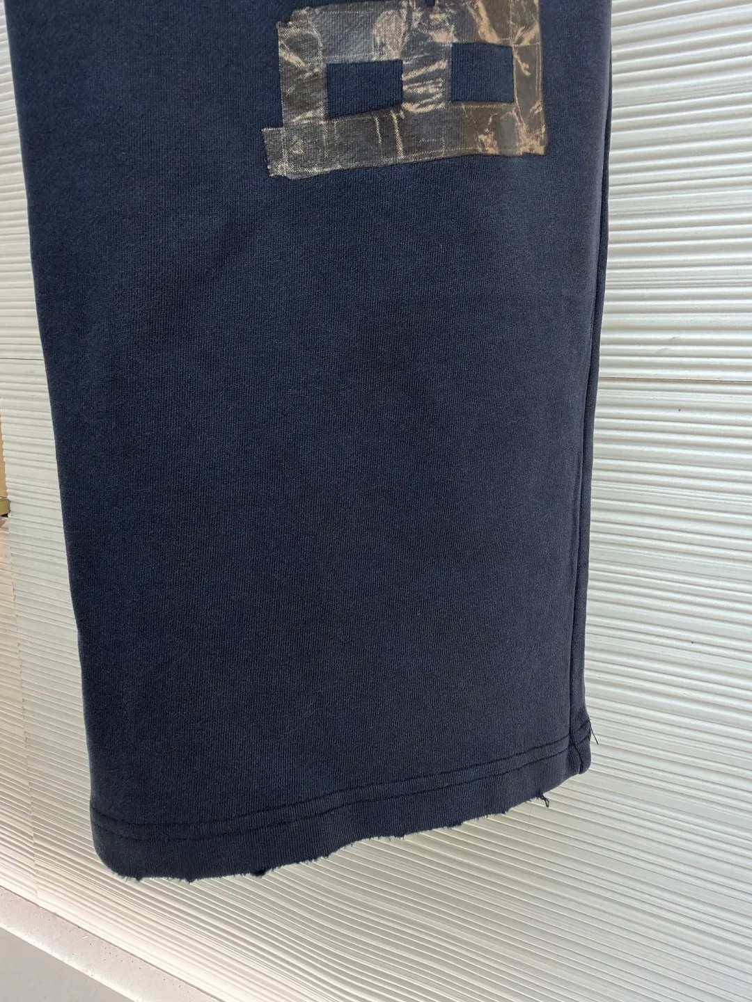 Balenciaga distressed trousers with tape letters ●Original version: Purchased and developed for 11200 ●Item No.: 1682400-A80 ●Fabric: Ink-dyed Yunrou sweatshirt fabric ●Technology: Glue printing ●Color: Gray ●Version: Loose version ●Weight: about 735 grams ●Size: S-M-L-XL ●Description: Customized ink-dyed Yunrou sweatshirt fabric with excellent texture and comfortable fit. The main tone is rich and pure washed black. Exuding an irresistible charm, the right leg is decorated with a transparent type artwork. It uses transparent sharpness to cut through the conventional dressing logic. The frayed traces are looming. The coldness of washed black and the frayed casualness collide with each other. The artist who walks at the forefront of fashion attends in a suit and wears it worry-free. Light-sensitive glue printing uses special light-sensitive glue materials. Mix the glue evenly with an appropriate amount of water or other diluents. Use scraper printing to use the prepared light-sensitive glue to manually wear and tear the fabric through positioning. Local friction and wear will be performed on the fabric through manual operation. A natural damage effect will be formed on the surface of the fabric. It is time-consuming and labor-intensive, and the daily output is low. The overall wiring is straight and delicate, the fabric is comfortable and soft, and the color is consistent without color difference. It can be matched with the same style to create a fashionable look and control various occasions. Customized accessories, complete with three standards, same style for men and women!