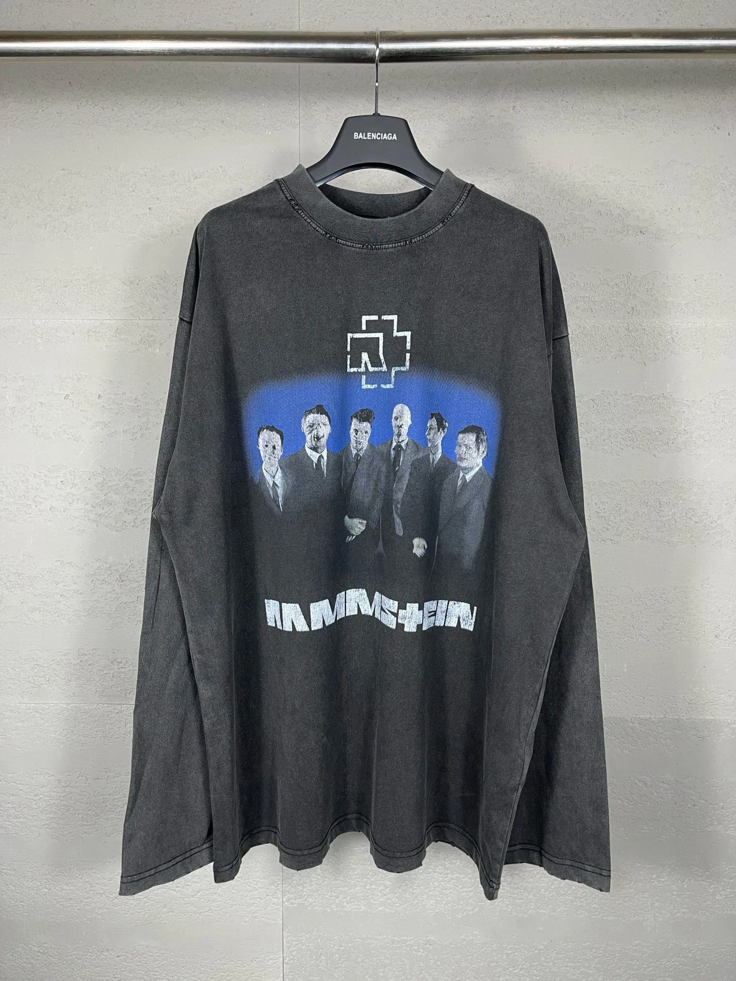 🅿️220 Detailed picture [Top version. Official website quality] BALENCI*GA/Paris Rammstein band co-branded long-sleeved T-shirt. The fabric is made of Paris ZP custom-woven and dyed cotton double yarn. The net weight is 260 grams. The cloth surface is clean. The cloth pattern is clear, soft and comfortable. The threads are dyed with no color difference. The pattern adopts Kornit digital direct printing machine, the letter strips are drawn with crack technology, the direct printing color is aligned with the original color, the LOGO is embroidered on the back of the clothes and legs, the ready-made clothes are washed and worn, the brick cabinets are restored, and the Jubie market is produced according to the pictures. You are welcome to compare the version and adopt the OS loose shoulder version. Same style for men and women Code: BL225020 Color: Washed Black Size: XS S M L
