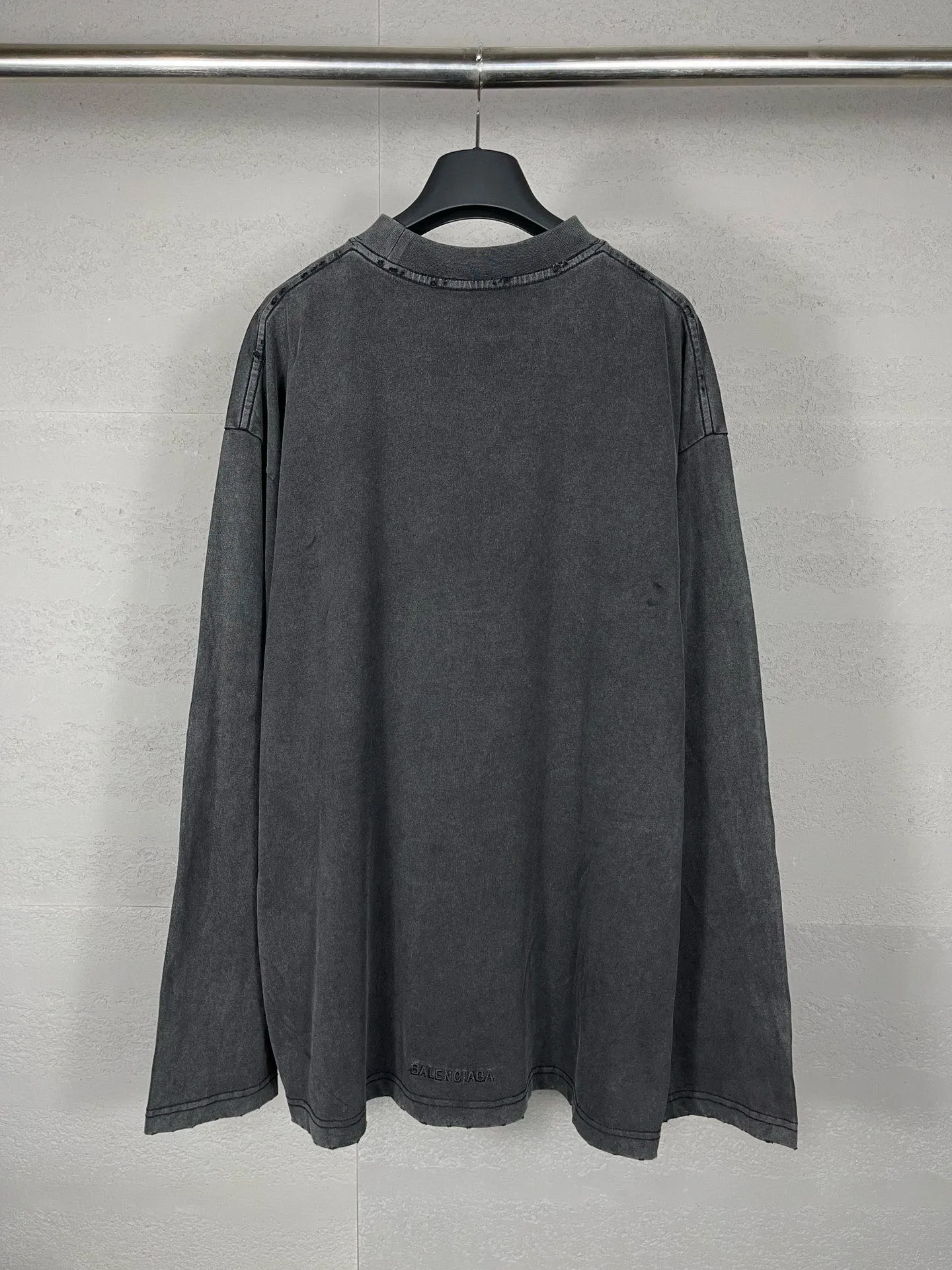 🅿️220 Detailed picture [Top version. Official website quality] BALENCI*GA/Paris Rammstein band co-branded long-sleeved T-shirt. The fabric is made of Paris ZP custom-woven and dyed cotton double yarn. The net weight is 260 grams. The cloth surface is clean. The cloth pattern is clear, soft and comfortable. The threads are dyed with no color difference. The pattern adopts Kornit digital direct printing machine, the letter strips are drawn with crack technology, the direct printing color is aligned with the original color, the LOGO is embroidered on the back of the clothes and legs, the ready-made clothes are washed and worn, the brick cabinets are restored, and the Jubie market is produced according to the pictures. You are welcome to compare the version and adopt the OS loose shoulder version. Same style for men and women Code: BL225020 Color: Washed Black Size: XS S M L