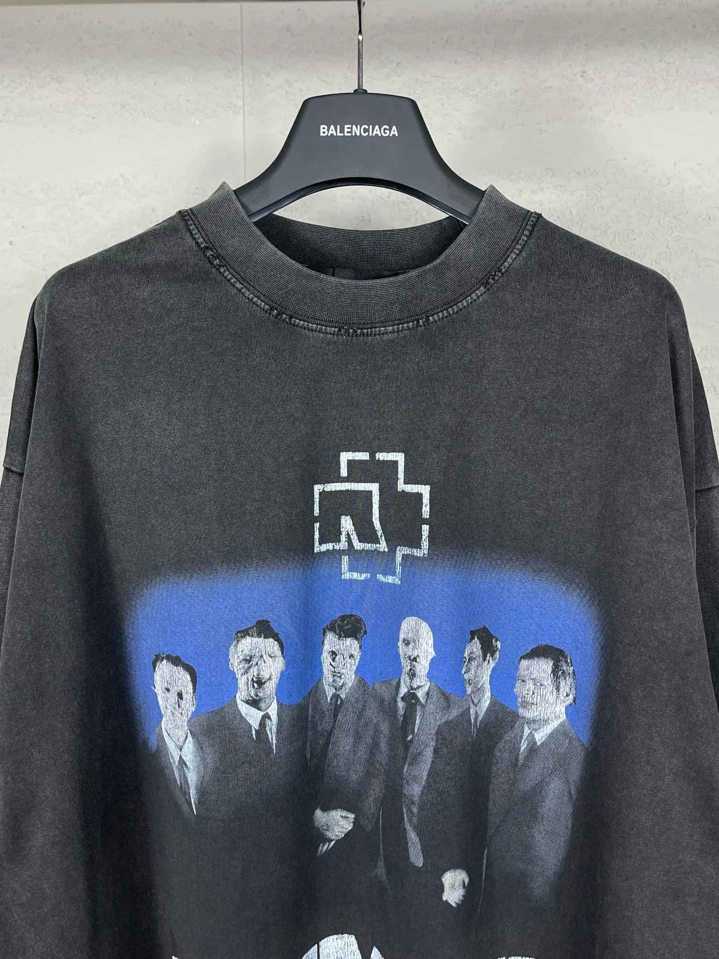 🅿️220 Detailed picture [Top version. Official website quality] BALENCI*GA/Paris Rammstein band co-branded long-sleeved T-shirt. The fabric is made of Paris ZP custom-woven and dyed cotton double yarn. The net weight is 260 grams. The cloth surface is clean. The cloth pattern is clear, soft and comfortable. The threads are dyed with no color difference. The pattern adopts Kornit digital direct printing machine, the letter strips are drawn with crack technology, the direct printing color is aligned with the original color, the LOGO is embroidered on the back of the clothes and legs, the ready-made clothes are washed and worn, the brick cabinets are restored, and the Jubie market is produced according to the pictures. You are welcome to compare the version and adopt the OS loose shoulder version. Same style for men and women Code: BL225020 Color: Washed Black Size: XS S M L