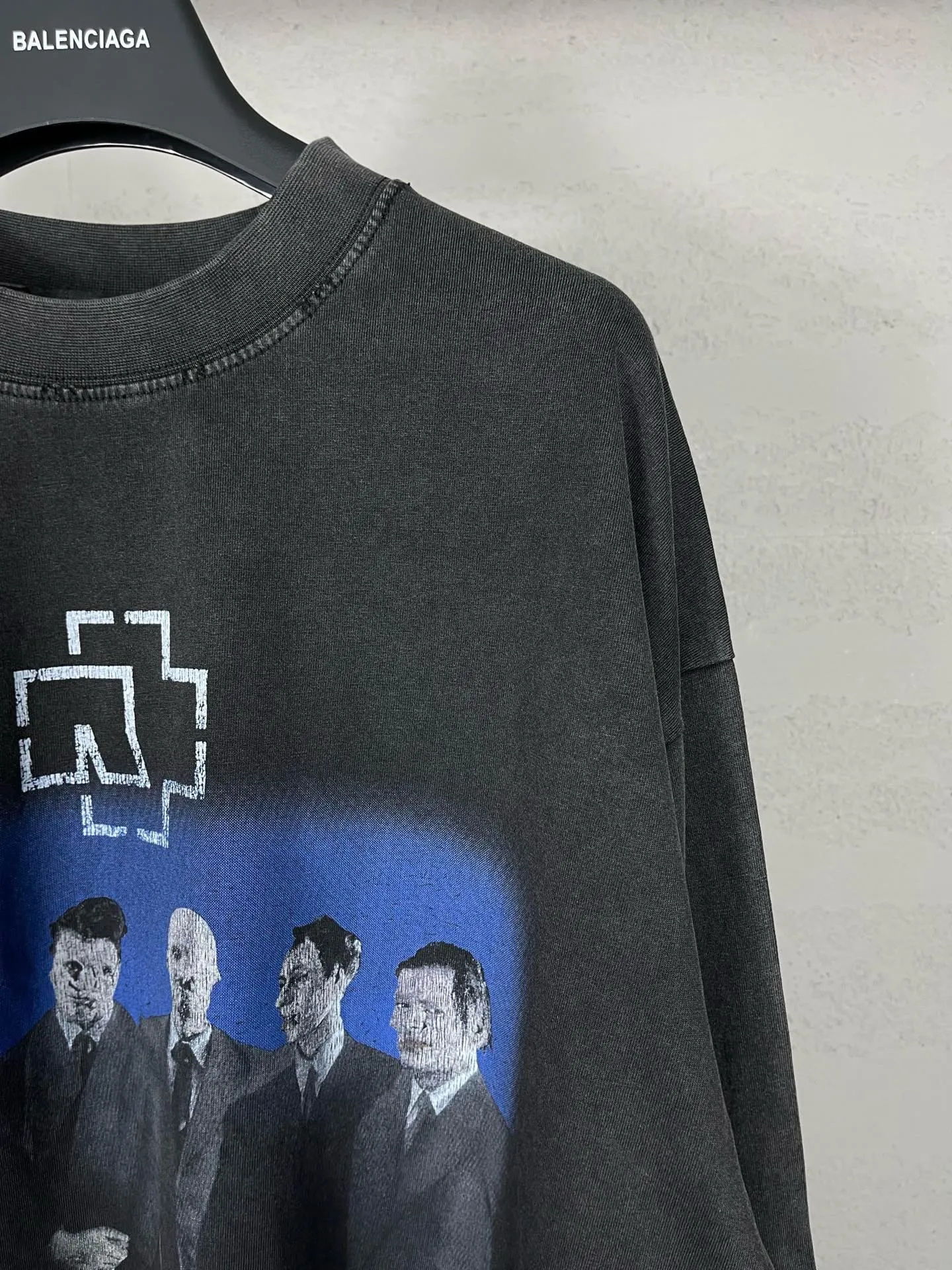 🅿️220 Detailed picture [Top version. Official website quality] BALENCI*GA/Paris Rammstein band co-branded long-sleeved T-shirt. The fabric is made of Paris ZP custom-woven and dyed cotton double yarn. The net weight is 260 grams. The cloth surface is clean. The cloth pattern is clear, soft and comfortable. The threads are dyed with no color difference. The pattern adopts Kornit digital direct printing machine, the letter strips are drawn with crack technology, the direct printing color is aligned with the original color, the LOGO is embroidered on the back of the clothes and legs, the ready-made clothes are washed and worn, the brick cabinets are restored, and the Jubie market is produced according to the pictures. You are welcome to compare the version and adopt the OS loose shoulder version. Same style for men and women Code: BL225020 Color: Washed Black Size: XS S M L