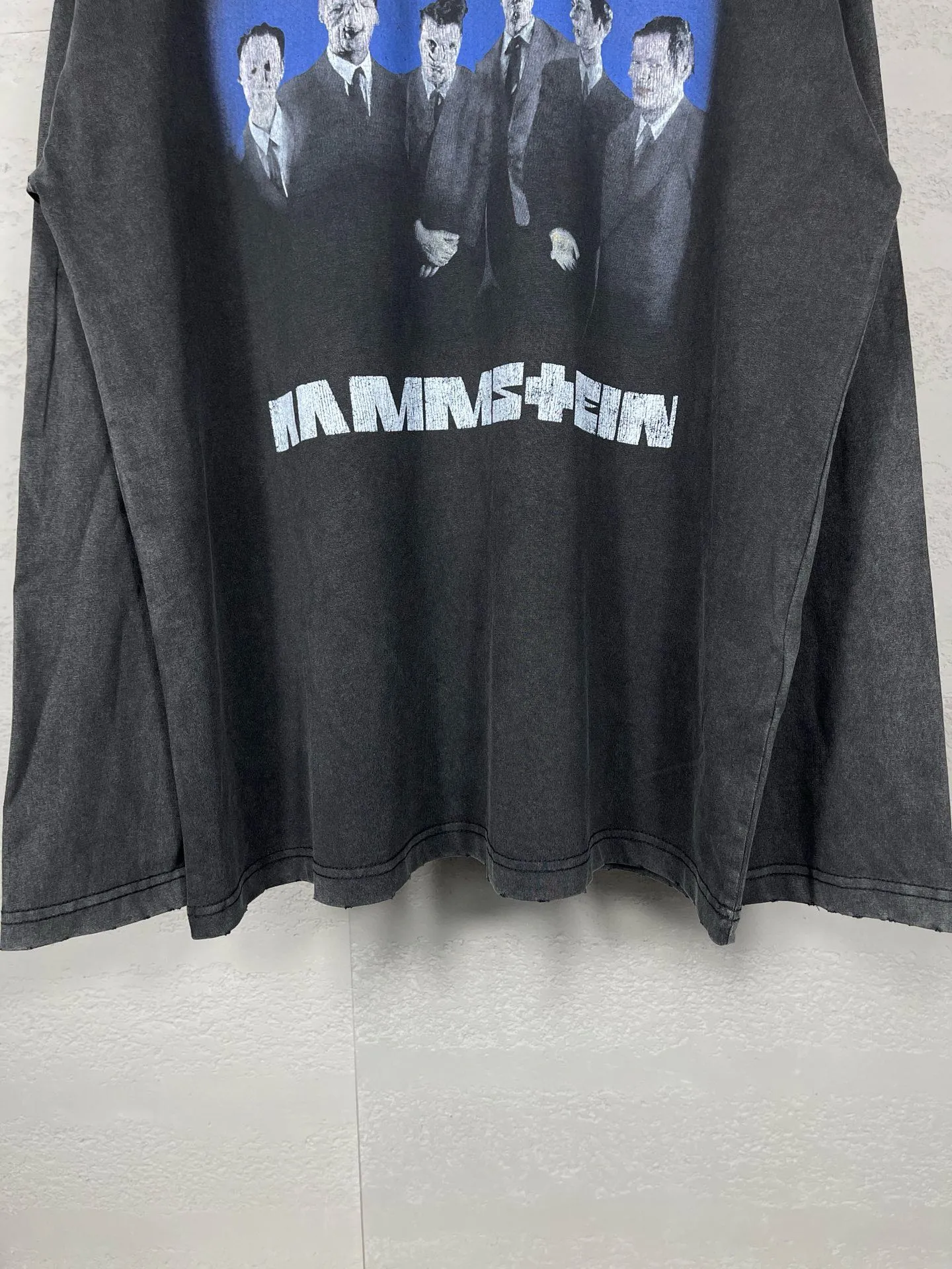🅿️220 Detailed picture [Top version. Official website quality] BALENCI*GA/Paris Rammstein band co-branded long-sleeved T-shirt. The fabric is made of Paris ZP custom-woven and dyed cotton double yarn. The net weight is 260 grams. The cloth surface is clean. The cloth pattern is clear, soft and comfortable. The threads are dyed with no color difference. The pattern adopts Kornit digital direct printing machine, the letter strips are drawn with crack technology, the direct printing color is aligned with the original color, the LOGO is embroidered on the back of the clothes and legs, the ready-made clothes are washed and worn, the brick cabinets are restored, and the Jubie market is produced according to the pictures. You are welcome to compare the version and adopt the OS loose shoulder version. Same style for men and women Code: BL225020 Color: Washed Black Size: XS S M L