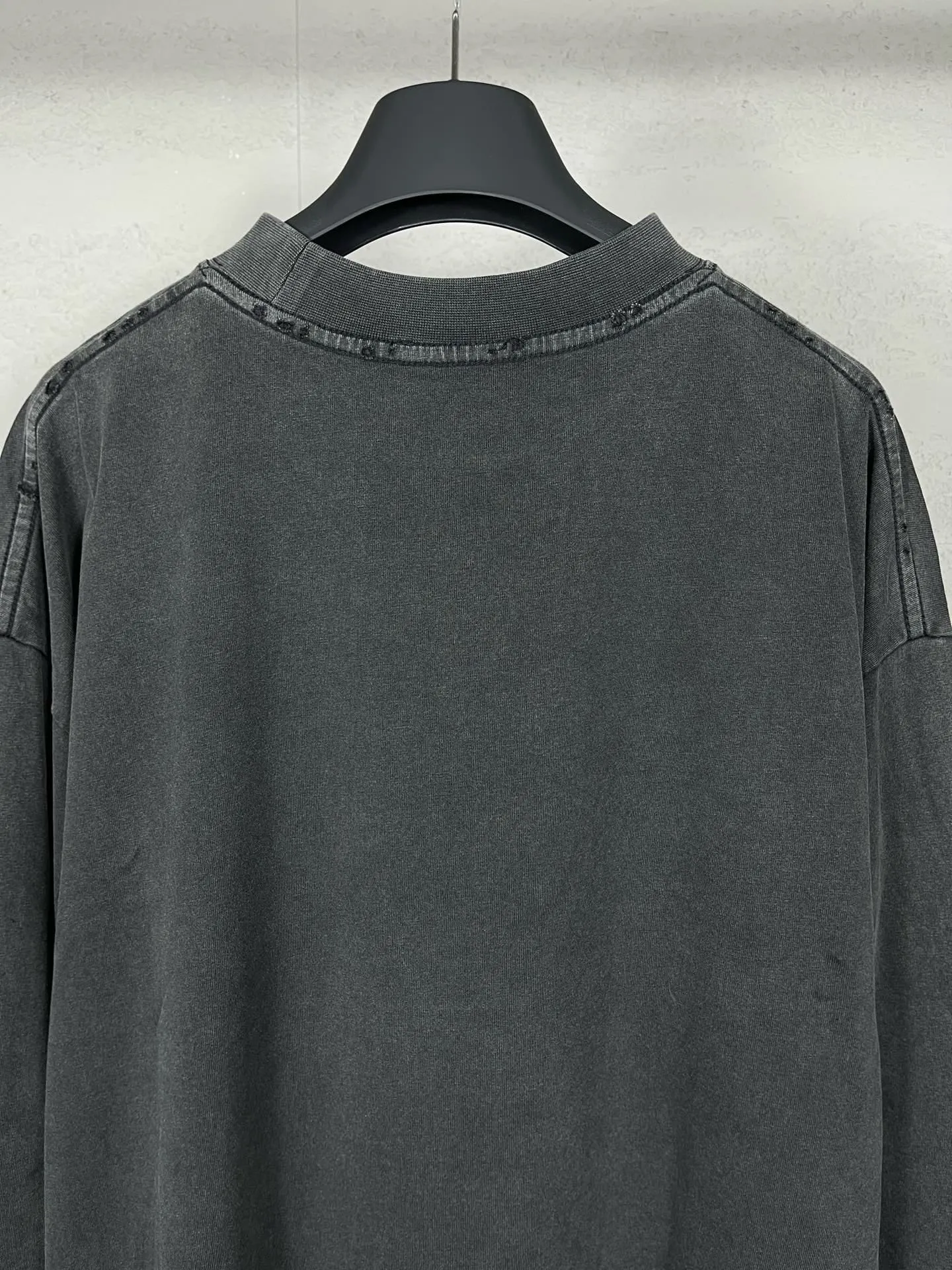 🅿️220 Detailed picture [Top version. Official website quality] BALENCI*GA/Paris Rammstein band co-branded long-sleeved T-shirt. The fabric is made of Paris ZP custom-woven and dyed cotton double yarn. The net weight is 260 grams. The cloth surface is clean. The cloth pattern is clear, soft and comfortable. The threads are dyed with no color difference. The pattern adopts Kornit digital direct printing machine, the letter strips are drawn with crack technology, the direct printing color is aligned with the original color, the LOGO is embroidered on the back of the clothes and legs, the ready-made clothes are washed and worn, the brick cabinets are restored, and the Jubie market is produced according to the pictures. You are welcome to compare the version and adopt the OS loose shoulder version. Same style for men and women Code: BL225020 Color: Washed Black Size: XS S M L