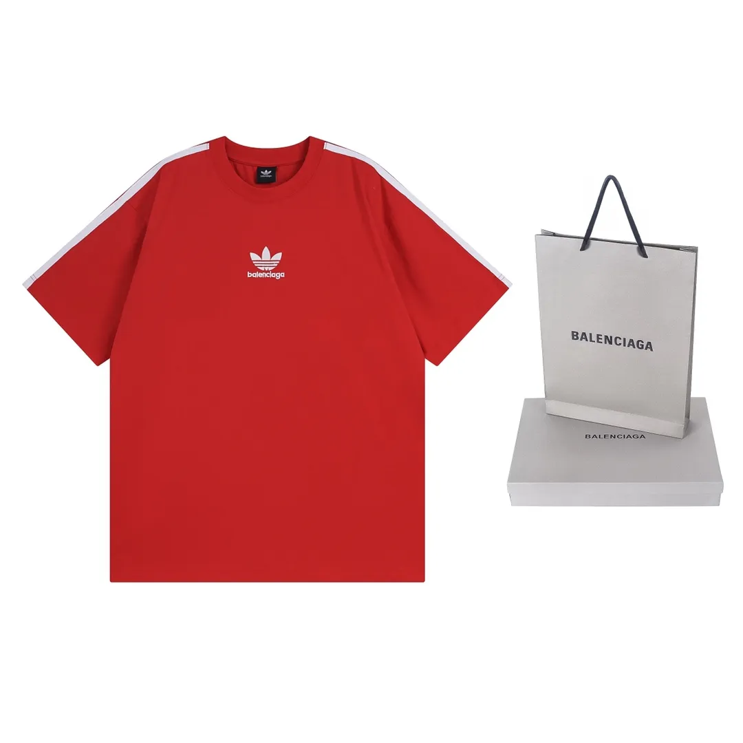 🅿️186 Detailed picture [Top version. Official website quality] BALENCI*GA/Paris co-branded Adidas Adidas clover three-stripe LOGO embroidered short-sleeved T-shirt# The fabric is made of Paris ZP custom-woven and dyed cotton double yarn. Weighing 260 grams, the cloth surface is clean. The cloth pattern is clear, soft and comfortable. The threads are dyed with no color difference. The classic pattern embroidery uses imported embroidery, and the letters are clear, three-dimensional and without rough edges. Jubie market produces pictures based on pictures. Welcome to compare. The version adopts OS loose shoulder design. Same style for men and women. Coding: BL223018 Color: black, white, blue, pink, red, royal blue Size: XS to L