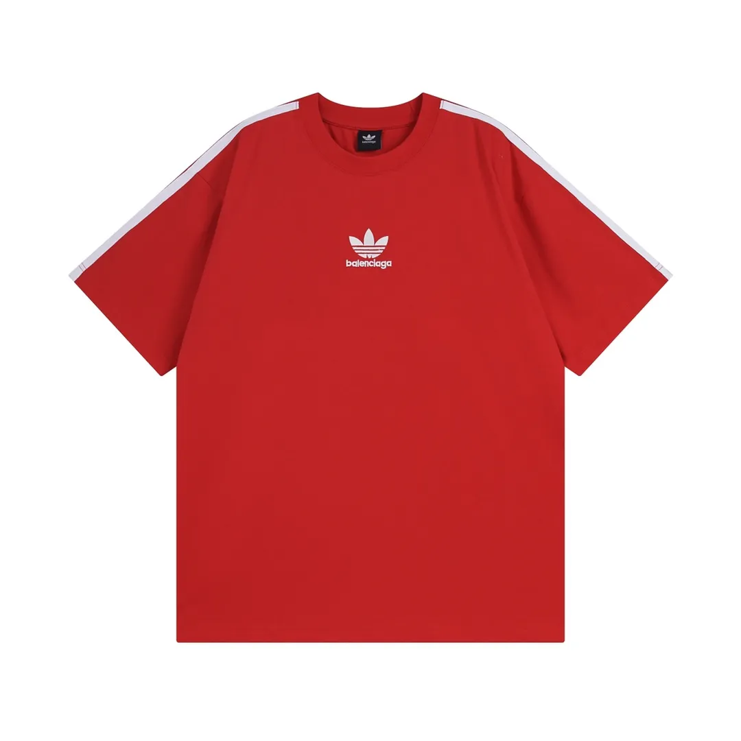 🅿️186 Detailed picture [Top version. Official website quality] BALENCI*GA/Paris co-branded Adidas Adidas clover three-stripe LOGO embroidered short-sleeved T-shirt# The fabric is made of Paris ZP custom-woven and dyed cotton double yarn. Weighing 260 grams, the cloth surface is clean. The cloth pattern is clear, soft and comfortable. The threads are dyed with no color difference. The classic pattern embroidery uses imported embroidery, and the letters are clear, three-dimensional and without rough edges. Jubie market produces pictures based on pictures. Welcome to compare. The version adopts OS loose shoulder design. Same style for men and women. Coding: BL223018 Color: black, white, blue, pink, red, royal blue Size: XS to L