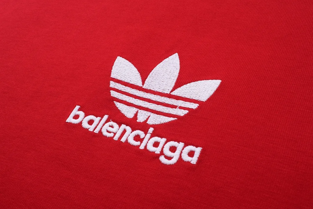 🅿️186 Detailed picture [Top version. Official website quality] BALENCI*GA/Paris co-branded Adidas Adidas clover three-stripe LOGO embroidered short-sleeved T-shirt# The fabric is made of Paris ZP custom-woven and dyed cotton double yarn. Weighing 260 grams, the cloth surface is clean. The cloth pattern is clear, soft and comfortable. The threads are dyed with no color difference. The classic pattern embroidery uses imported embroidery, and the letters are clear, three-dimensional and without rough edges. Jubie market produces pictures based on pictures. Welcome to compare. The version adopts OS loose shoulder design. Same style for men and women. Coding: BL223018 Color: black, white, blue, pink, red, royal blue Size: XS to L