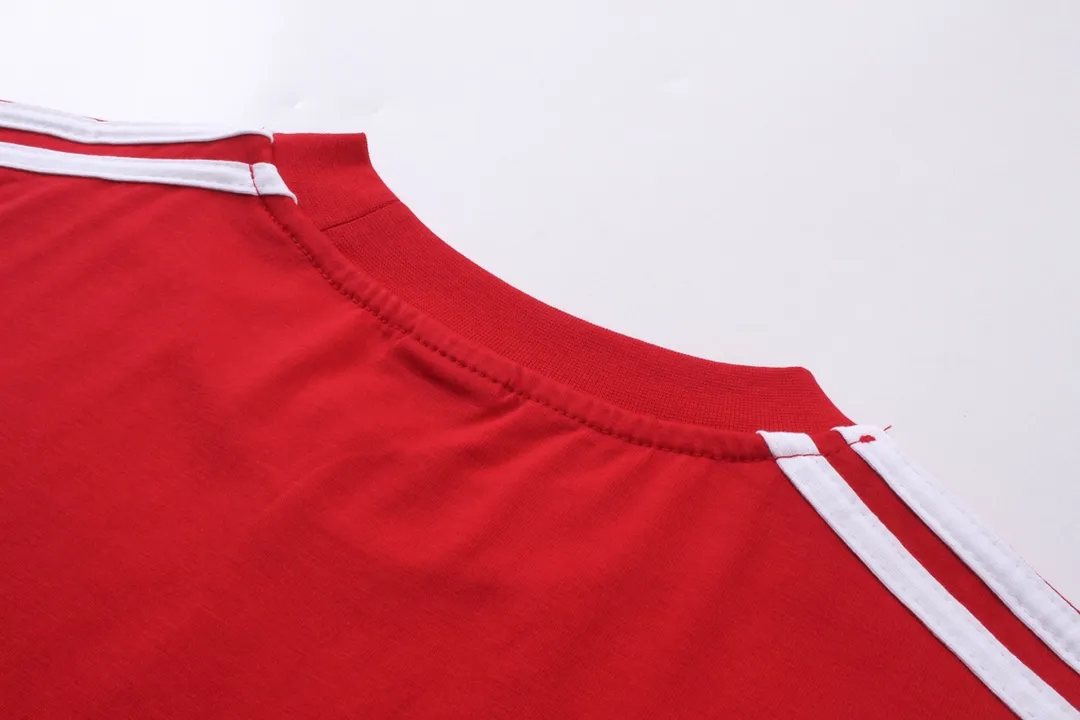 🅿️186 Detailed picture [Top version. Official website quality] BALENCI*GA/Paris co-branded Adidas Adidas clover three-stripe LOGO embroidered short-sleeved T-shirt# The fabric is made of Paris ZP custom-woven and dyed cotton double yarn. Weighing 260 grams, the cloth surface is clean. The cloth pattern is clear, soft and comfortable. The threads are dyed with no color difference. The classic pattern embroidery uses imported embroidery, and the letters are clear, three-dimensional and without rough edges. Jubie market produces pictures based on pictures. Welcome to compare. The version adopts OS loose shoulder design. Same style for men and women. Coding: BL223018 Color: black, white, blue, pink, red, royal blue Size: XS to L