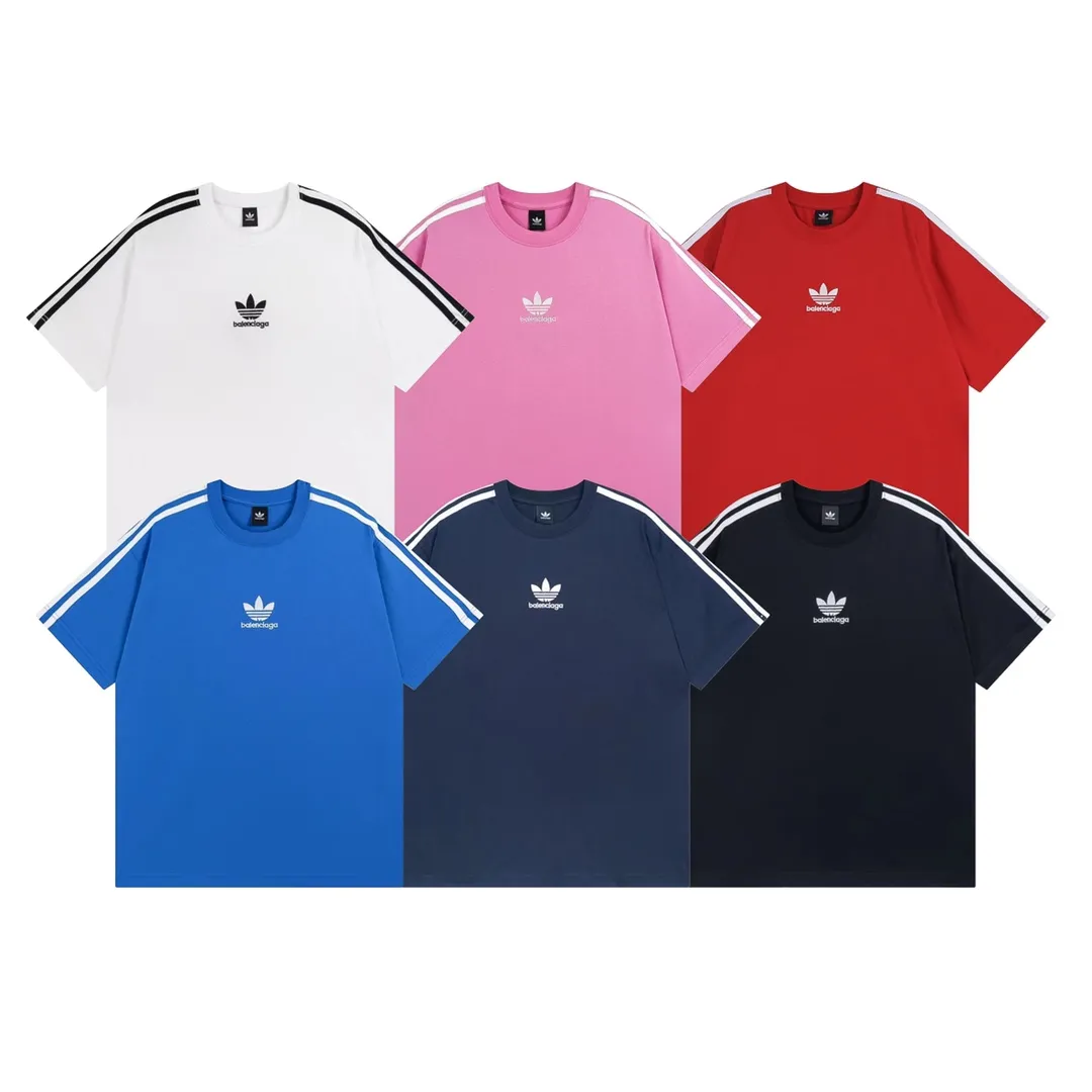 🅿️186 Detailed picture [Top version. Official website quality] BALENCI*GA/Paris co-branded Adidas Adidas clover three-stripe LOGO embroidered short-sleeved T-shirt# The fabric is made of Paris ZP custom-woven and dyed cotton double yarn. Weighing 260 grams, the cloth surface is clean. The cloth pattern is clear, soft and comfortable. The threads are dyed with no color difference. The classic pattern embroidery uses imported embroidery, and the letters are clear, three-dimensional and without rough edges. Jubie market produces pictures based on pictures. Welcome to compare. The version adopts OS loose shoulder design. Same style for men and women. Coding: BL223018 Color: black, white, blue, pink, red, royal blue Size: XS to L